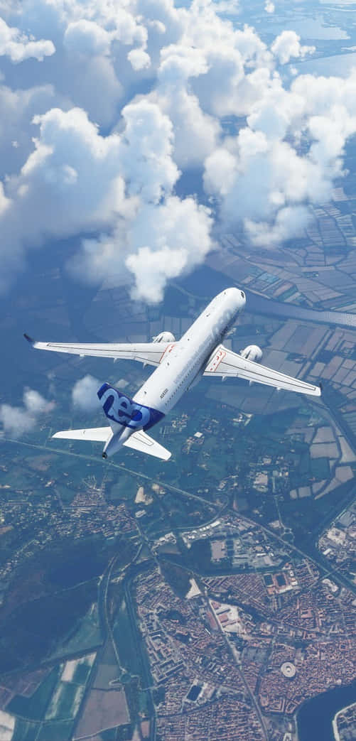 Android Microsoft Flight Simulator 桌布 壁紙 — 一架白色藍尾飛機飛越 fluffy 雲層，下方是綠色田野和城鎮的拼布圖案。