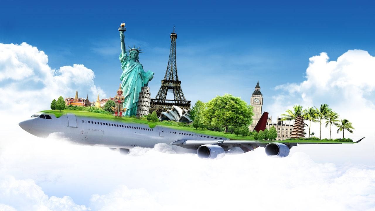 旅行 桌布 壁紙 — 一架白色飛機在雲層中飛行，機身上長出標誌性的全球地標，在明亮的藍天下。