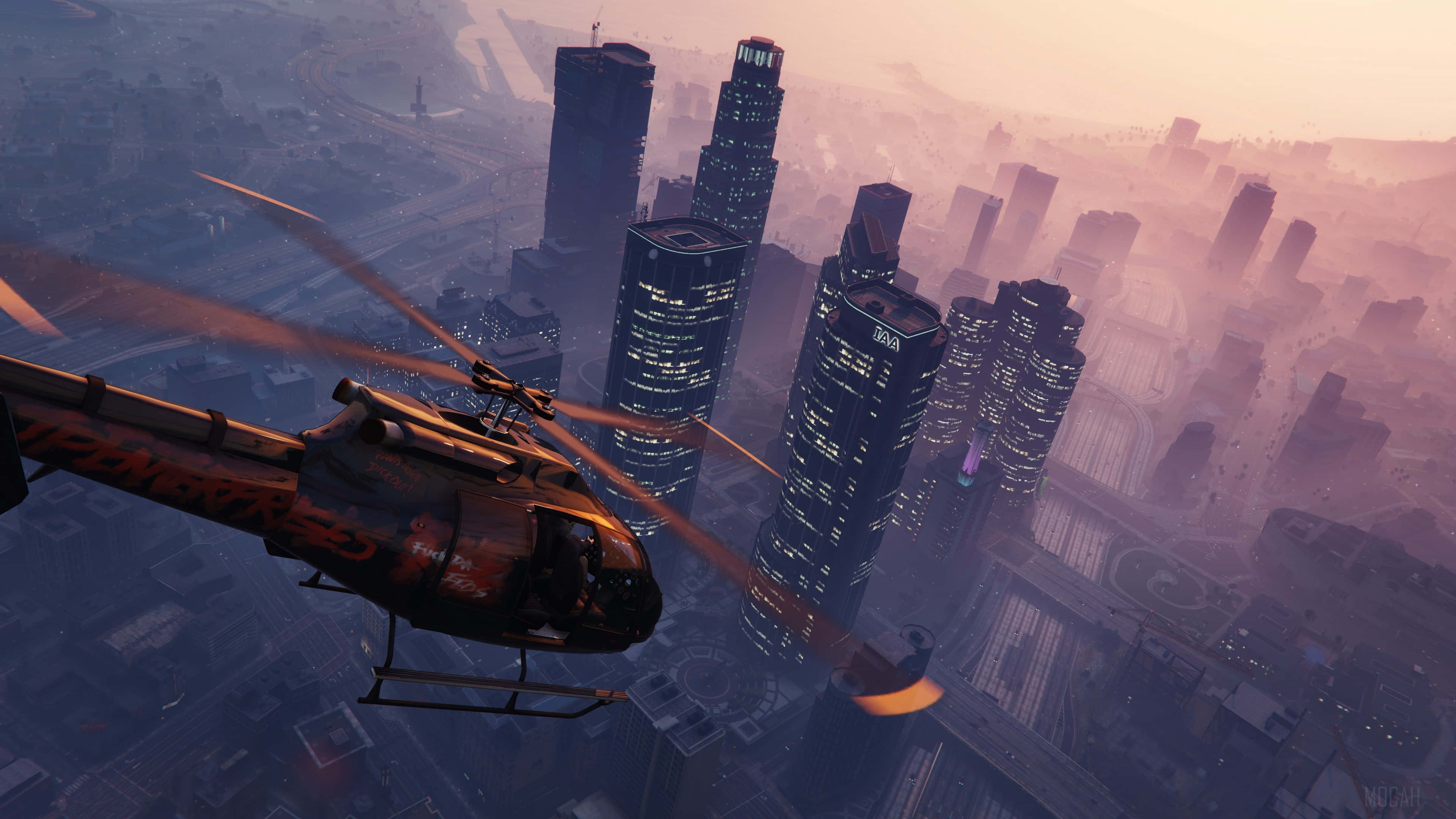 GTA 5 動圖 桌布 壁紙 — 一架直升機在黃昏時低飛過廣闊的城市景觀，高聳的摩天大樓在朦朧的粉紅色天空下閃耀。