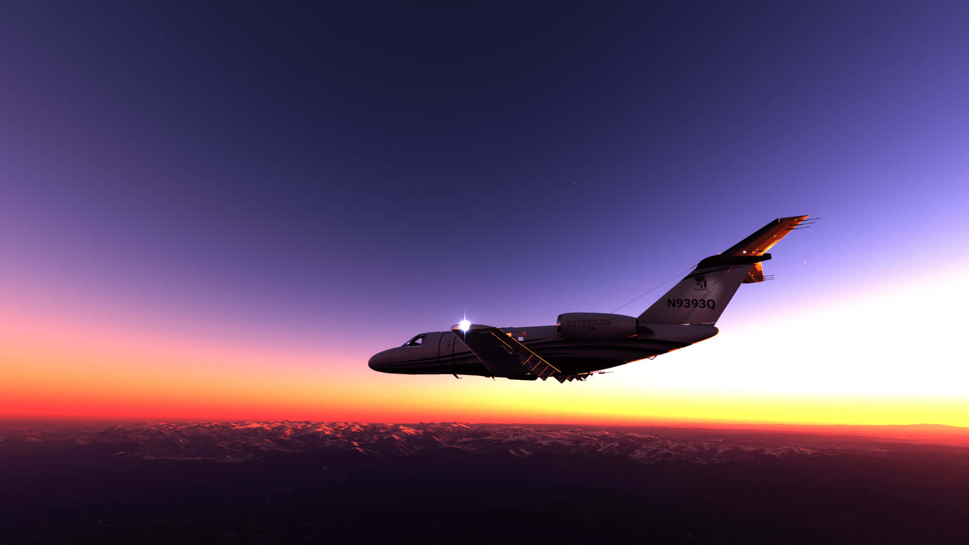 1920x1080 Microsoft Flight Simulator 桌布 壁紙 — 一架私人飛機在日落時分翱翔於積雪的山峰之上，天空呈現鮮豔的橙色和紫色。