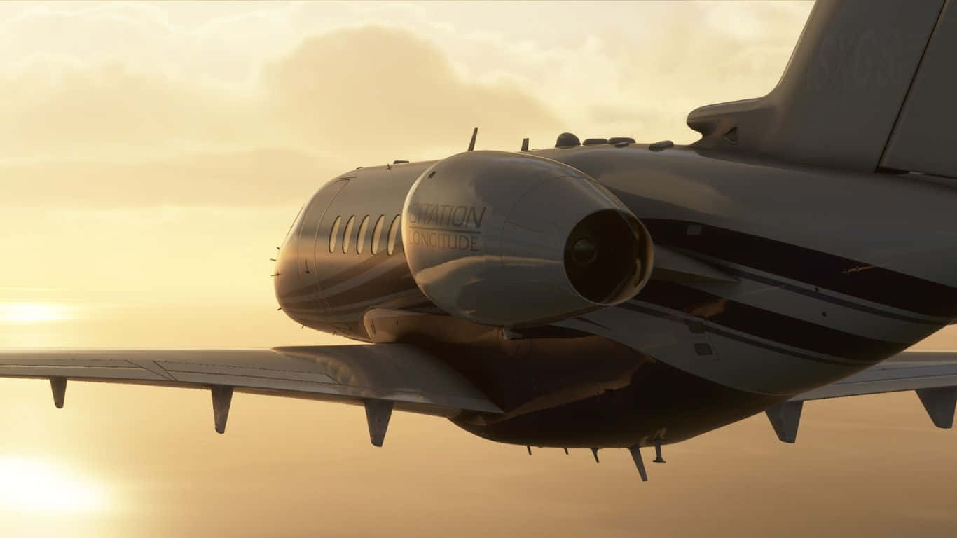 flying 桌布 壁紙 — 一架私人飛機在金色夕陽的天空中滑翔，雲朵在溫暖的琥珀色光芒中閃耀。