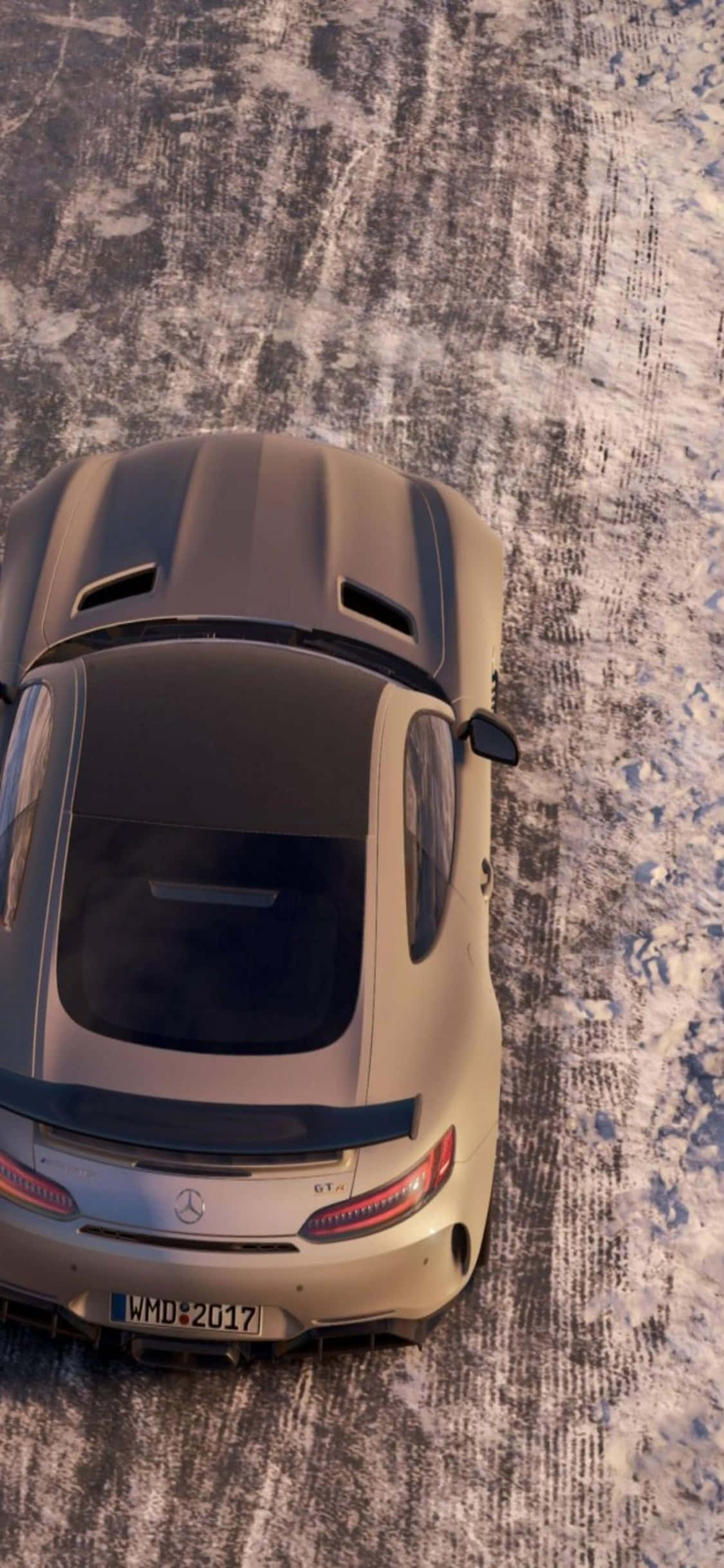 電玩遊戲 桌布 壁紙 — 一架米色 Mercedes-AMG GT 停放在帶有輪胎痕跡的雪地紋理表面上的俯視圖。