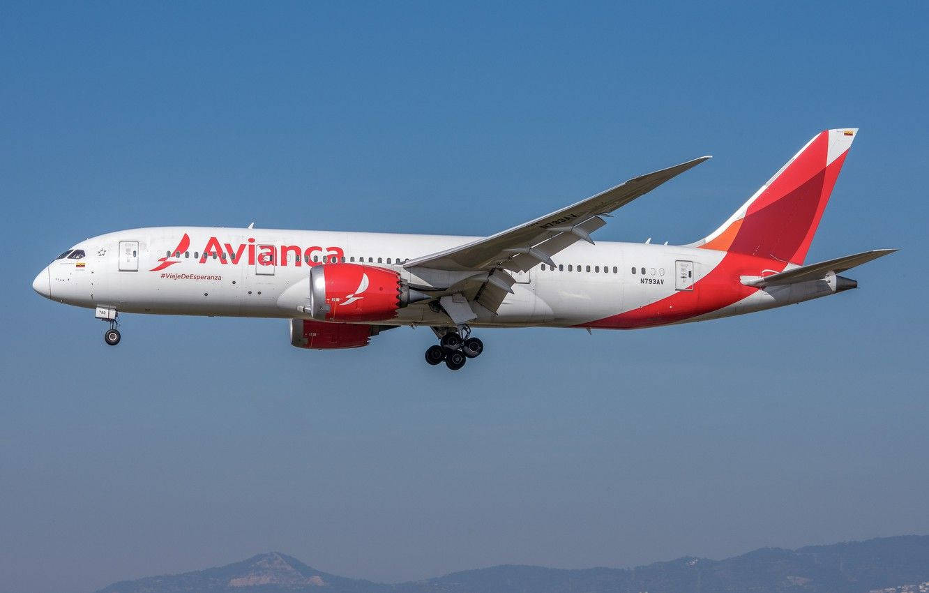  壁紙 — 一架紅白塗裝的 Avianca 客機在晴朗的藍天中攀升，下方是遠山。