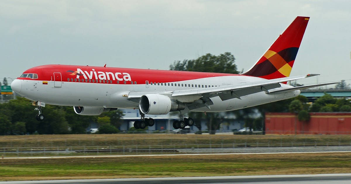 Plane 桌布 壁紙 — 一架紅白塗裝的 Avianca 客機從跑道起飛，背景有樹木和機場建築物。