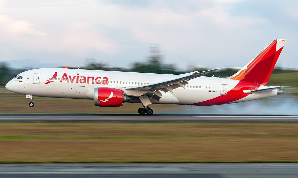 Plane 桌布 壁紙 — 一架紅白塗裝的 Avianca 飛機在跑道上加速，背景動態模糊。