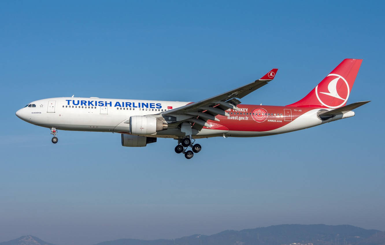 雲朵 桌布 壁紙 — 一架紅白塗裝的土耳其航空 Airbus A330 在晴朗藍天及遠山背景下下降。