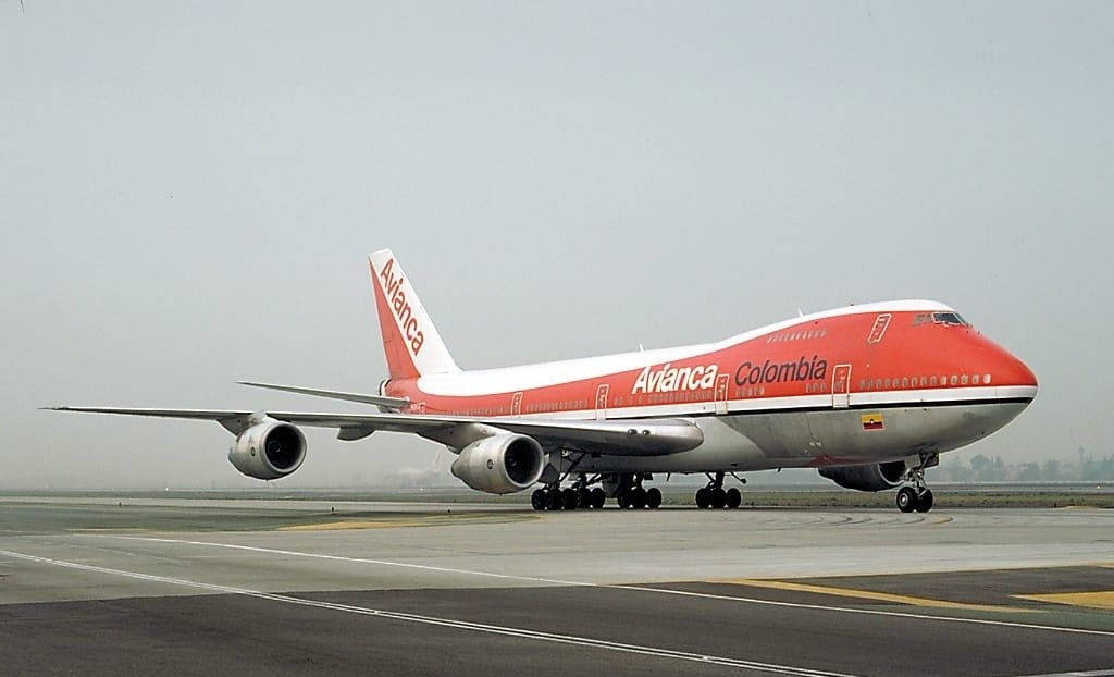 Plane 桌布 壁紙 — 一架紅白相間的 Avianca Colombia 波音 747 在陰天的灰色機場停機坪上滑行。