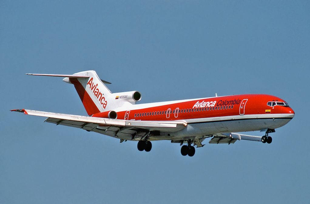Plane 桌布 壁紙 — 一架紅白相間的Avianca Colombia飛機在晴朗的藍天下放下起落架下降。