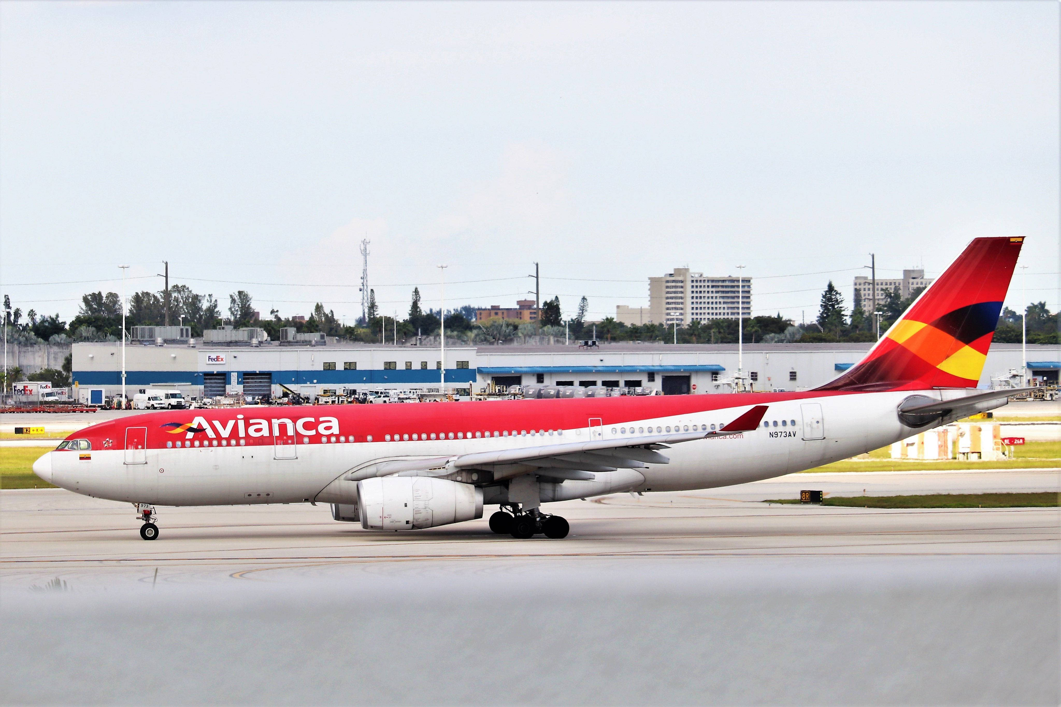Airport 桌布 壁紙 — 一架紅色塗裝的 Avianca 空中巴士 A330 在灰色機場停機坪上滑行，天空多雲。