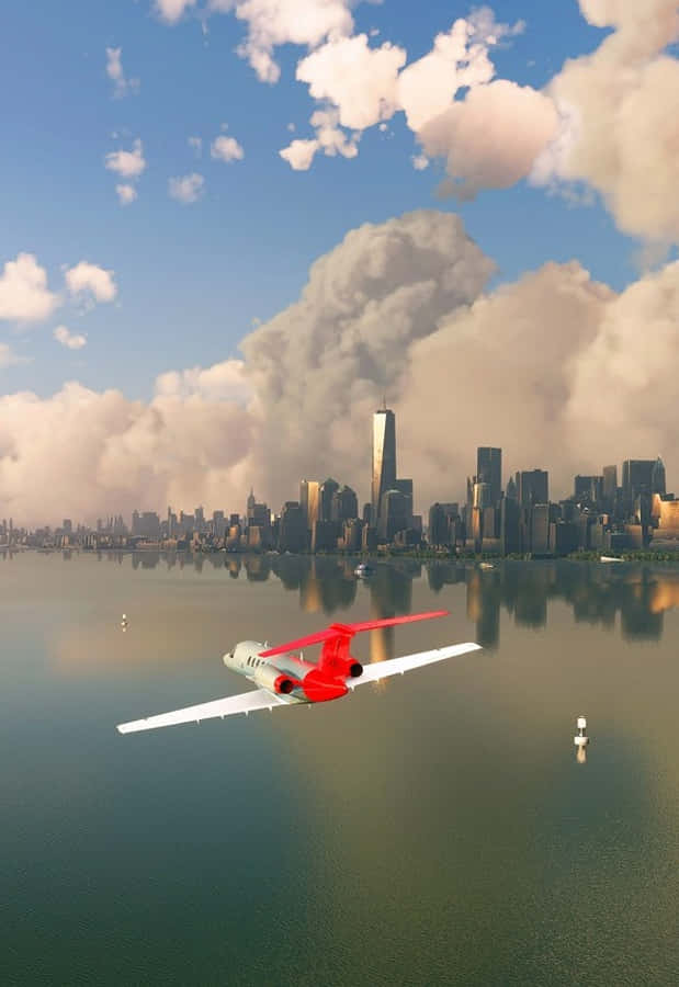 Android Microsoft Flight Simulator 桌布 壁紙 — 一架紅色機翼的私人噴射機低飛過平靜的水道，背景是煙霧瀰漫的紐約天際線。