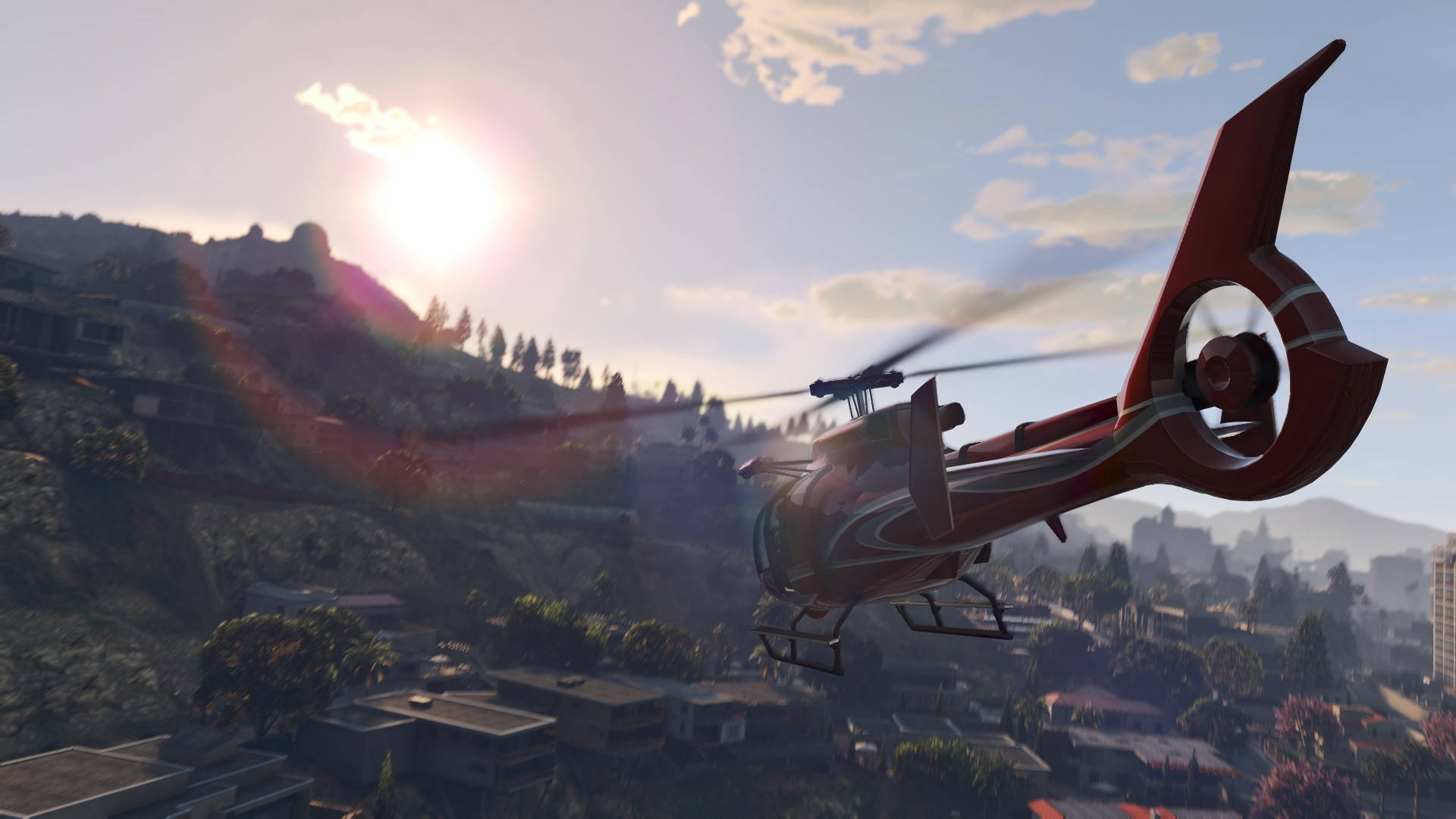 gta v 桌布 壁紙 — 一架紅色直升機低飛過陽光明媚的山丘小鎮，帶有明亮的鏡頭光暈。
