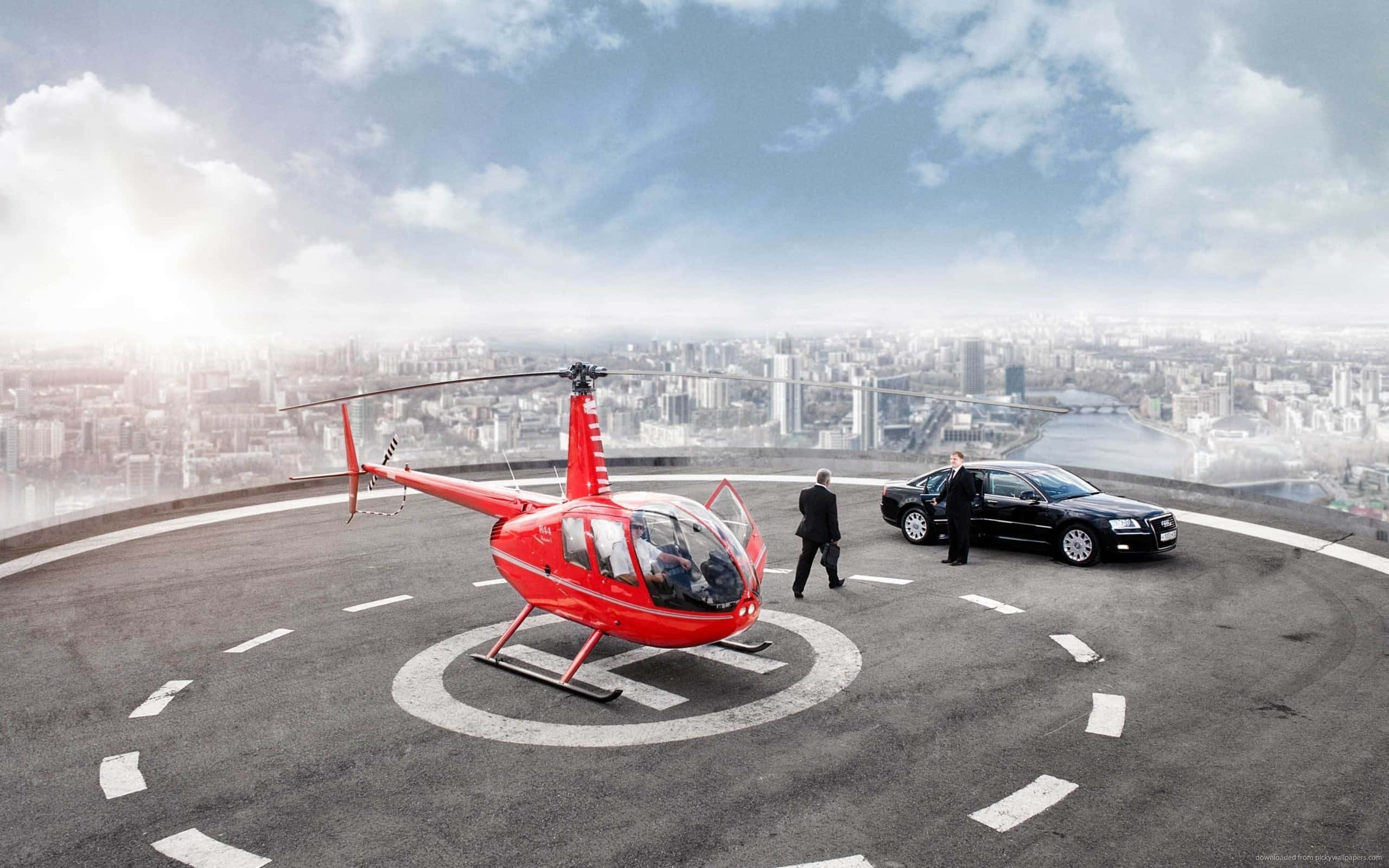 Helicopter 桌布 壁紙 — 一架紅色直升機和黑色豪華汽車停在直升機停機坪上，俯瞰著晴朗多雲天空下廣闊的城市景觀。