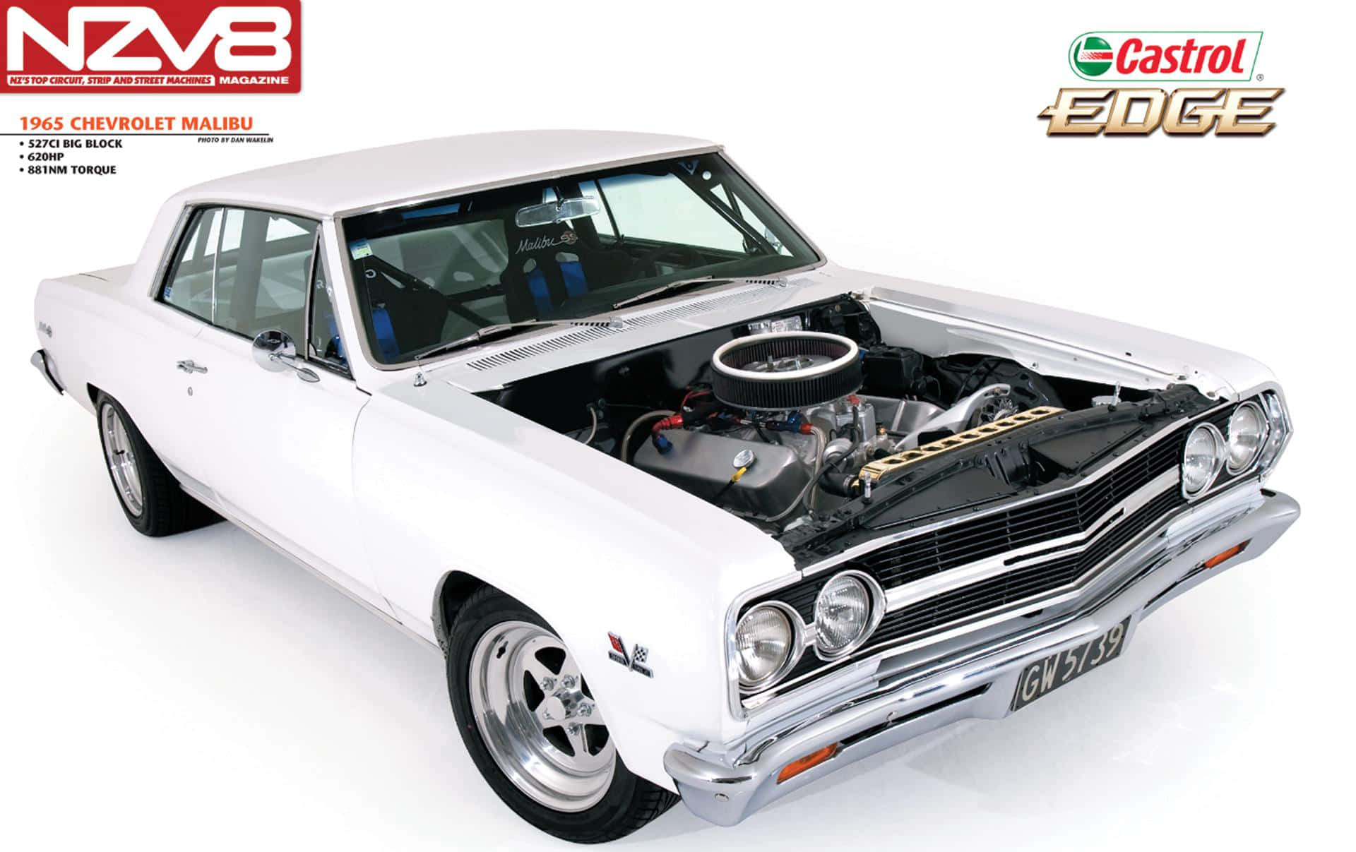 chevy 桌布 壁紙 — 一架純白色1965年雪佛蘭Malibu，引擎蓋打開，露出精細的引擎，背景是乾淨的白色攝影棚。