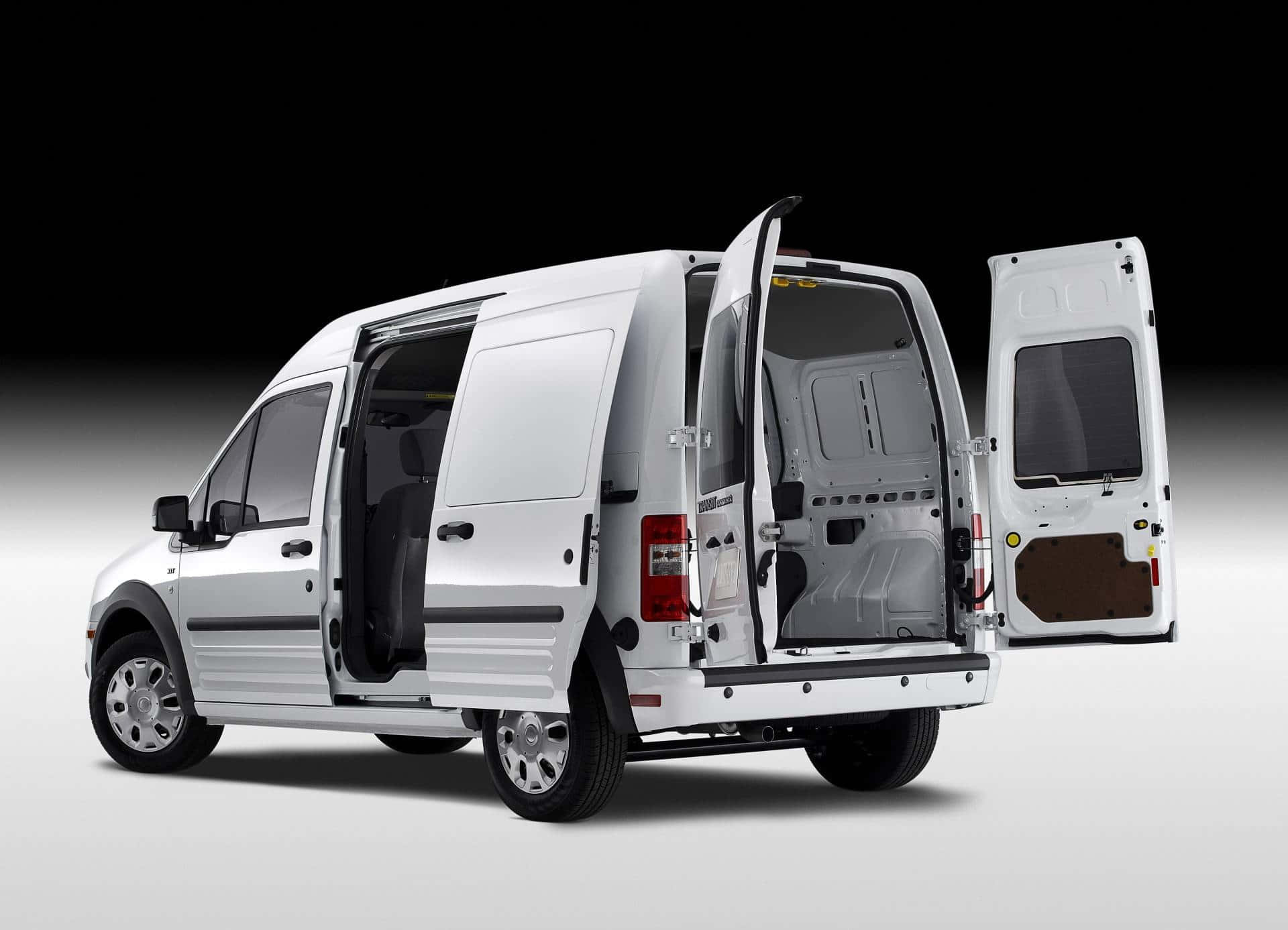 Ford Transit 桌布 壁紙 — 一架純白色商用客貨車，所有車門打開，背景為鮮明的黑白漸變工作室背景。