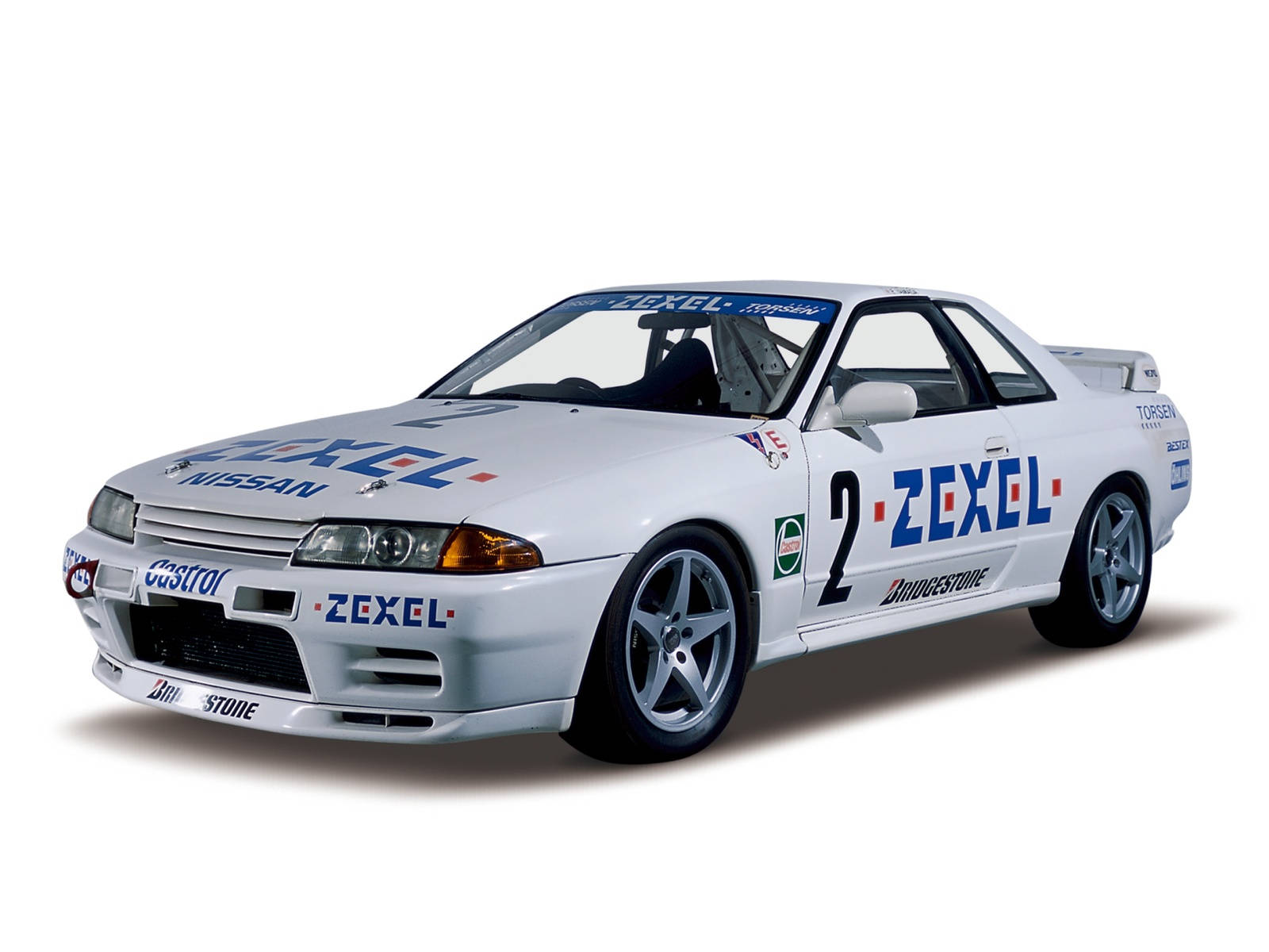 帶有ZEXEL和Bridgestone品牌的白色日產Skyline GT-R賽車。