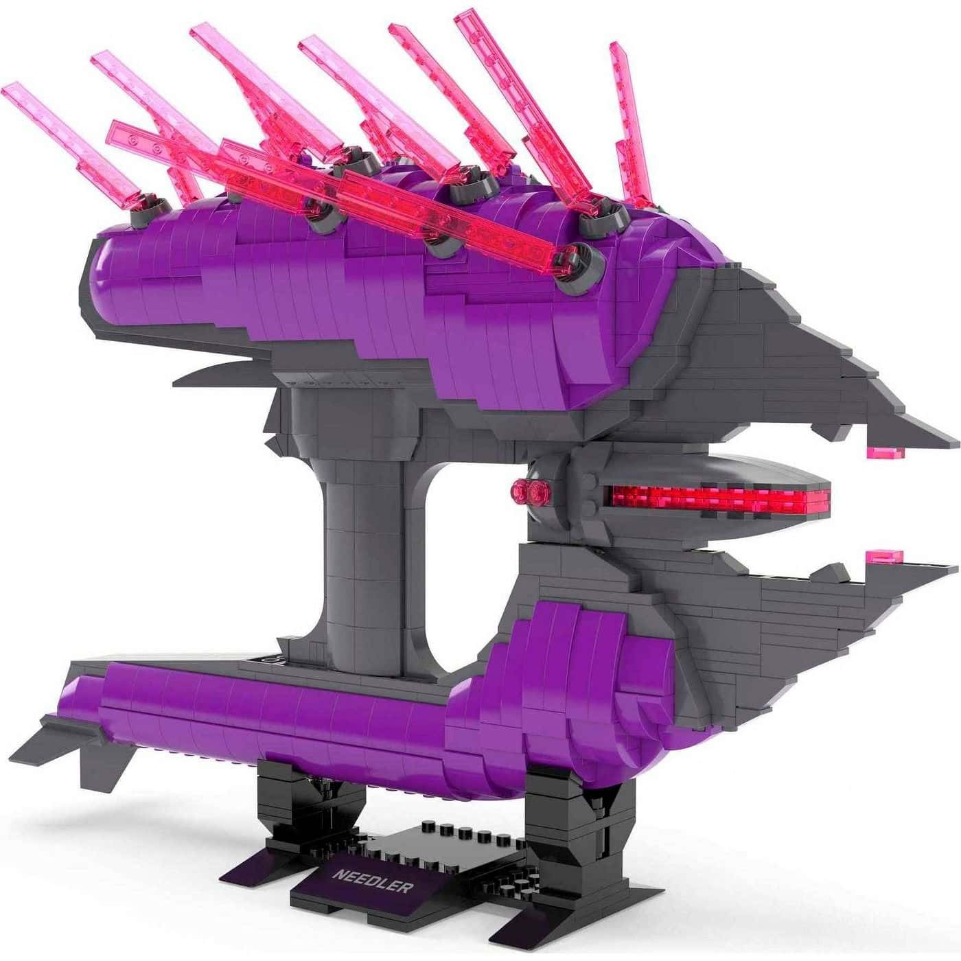Halo Needler 桌布 壁紙 — 一架紫色和黑色的LEGO風格太空船，帶有發光的粉紅色炮管和紅色燈光，立於展示底座上。