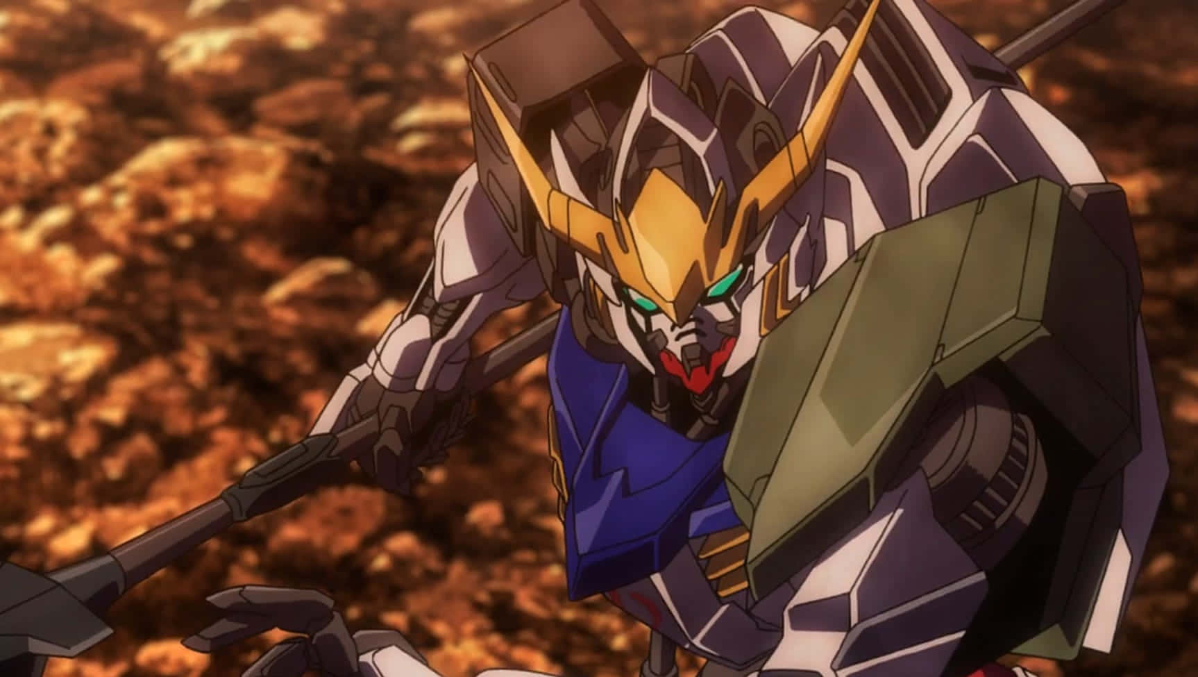 Mobile Suit Gundam Iron-blooded Orphans 桌布 壁紙 — 一架細節豐富的動畫機甲，帶有金色和藍色點綴，在溫暖燈光下立於岩石地形上。