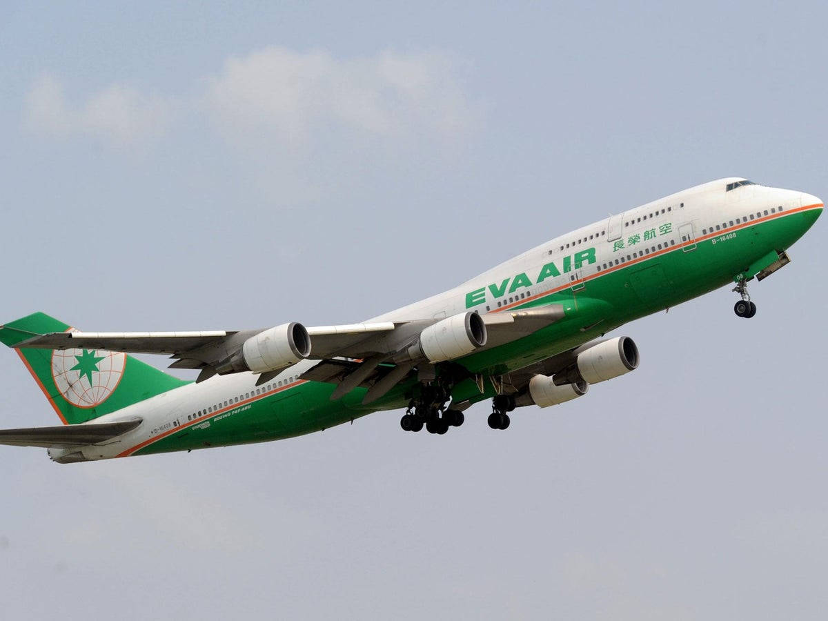 transportation 桌布 壁紙 — 一架綠色和白色的長榮航空波音747飛機正在放下起落架，在帶有柔和雲朵的淡藍色天空中下降。