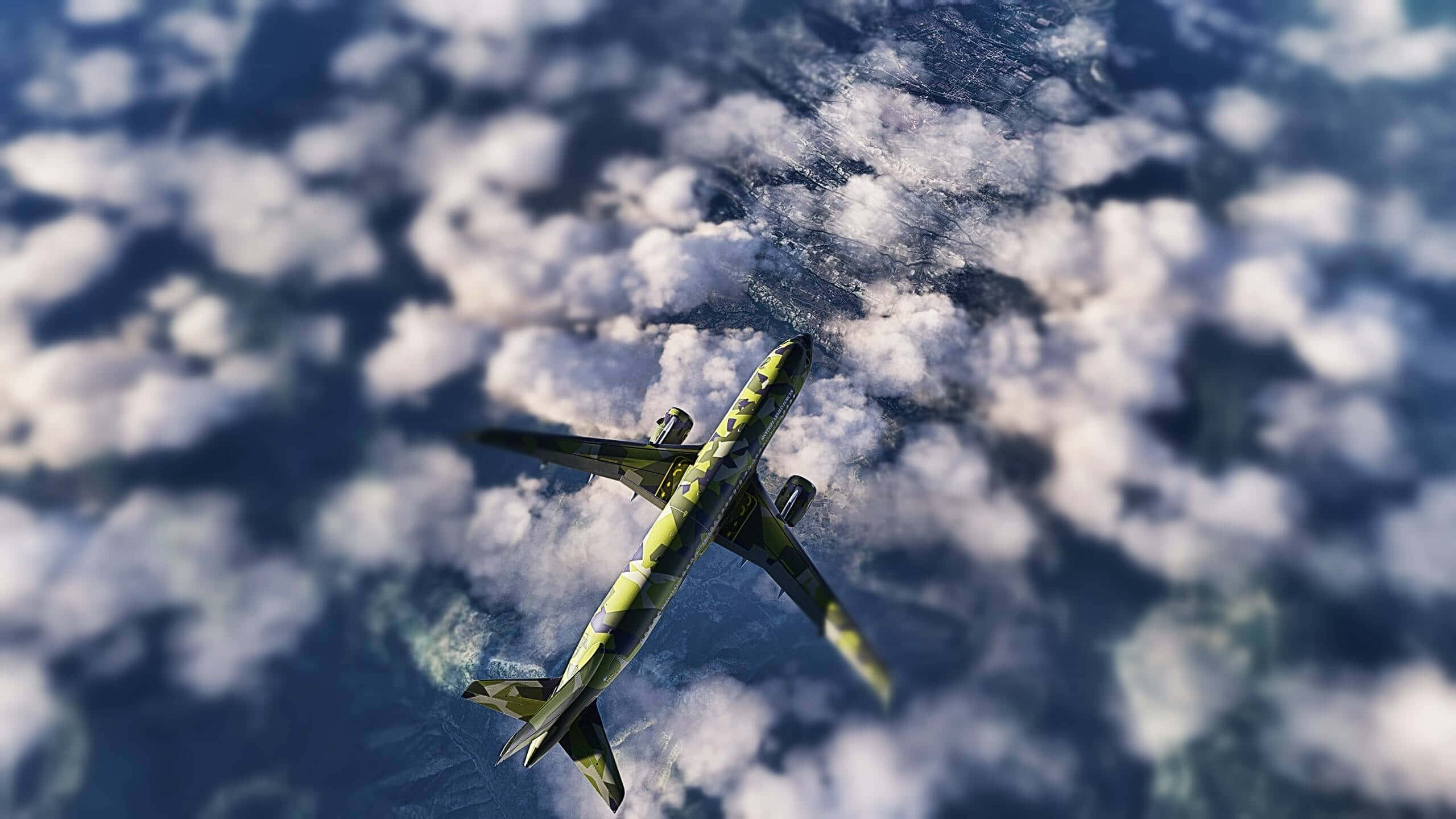 1440p Plane 桌布 壁紙 — 一架綠色迷彩飛機在藍色海洋上方的蓬鬆白雲之上翱翔。