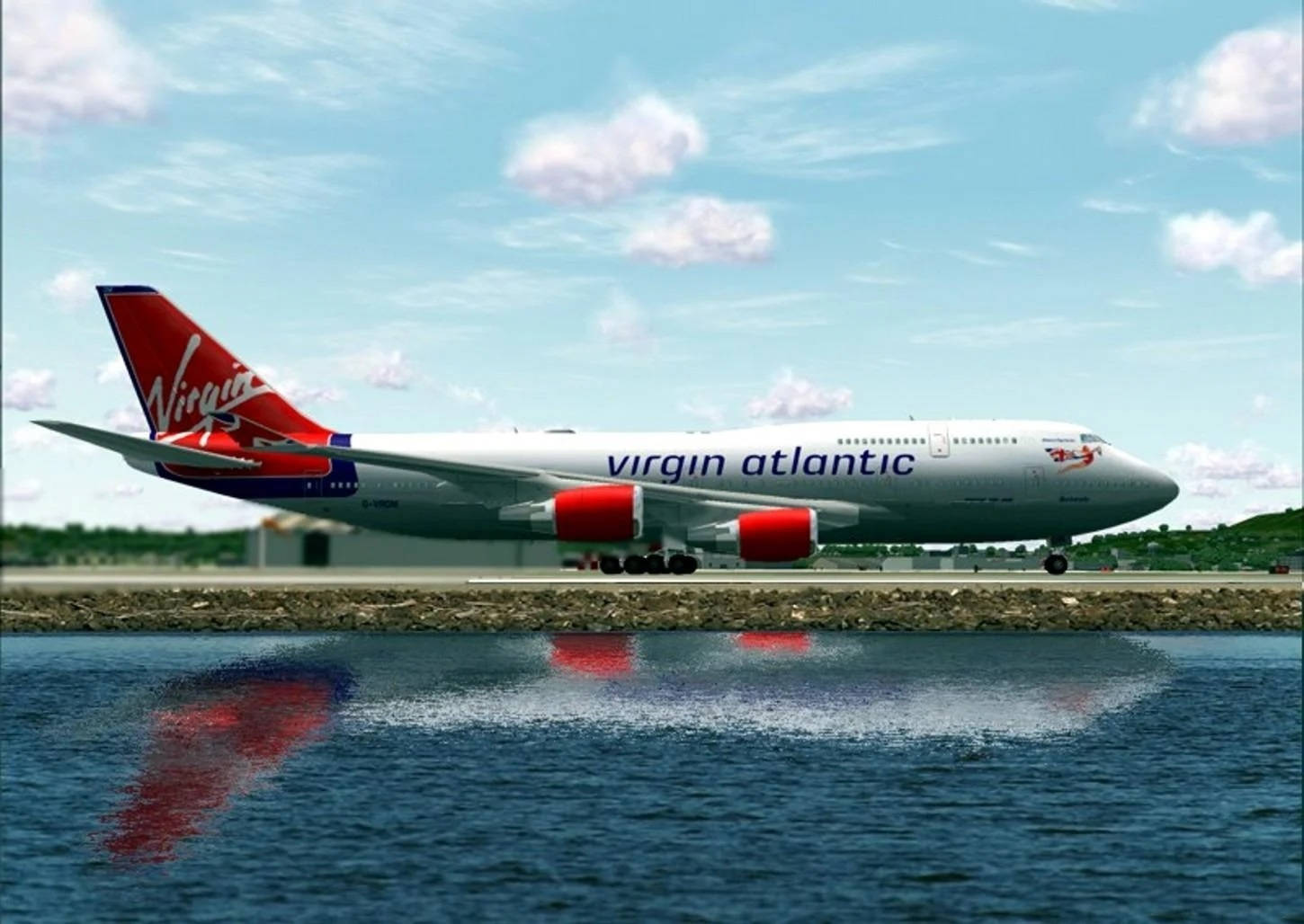 飛機 桌布 壁紙 — 一架維珍航空波音747停在跑道上，旁邊的水面在部分多雲的天空下反射出其紅色尾翼和引擎。
