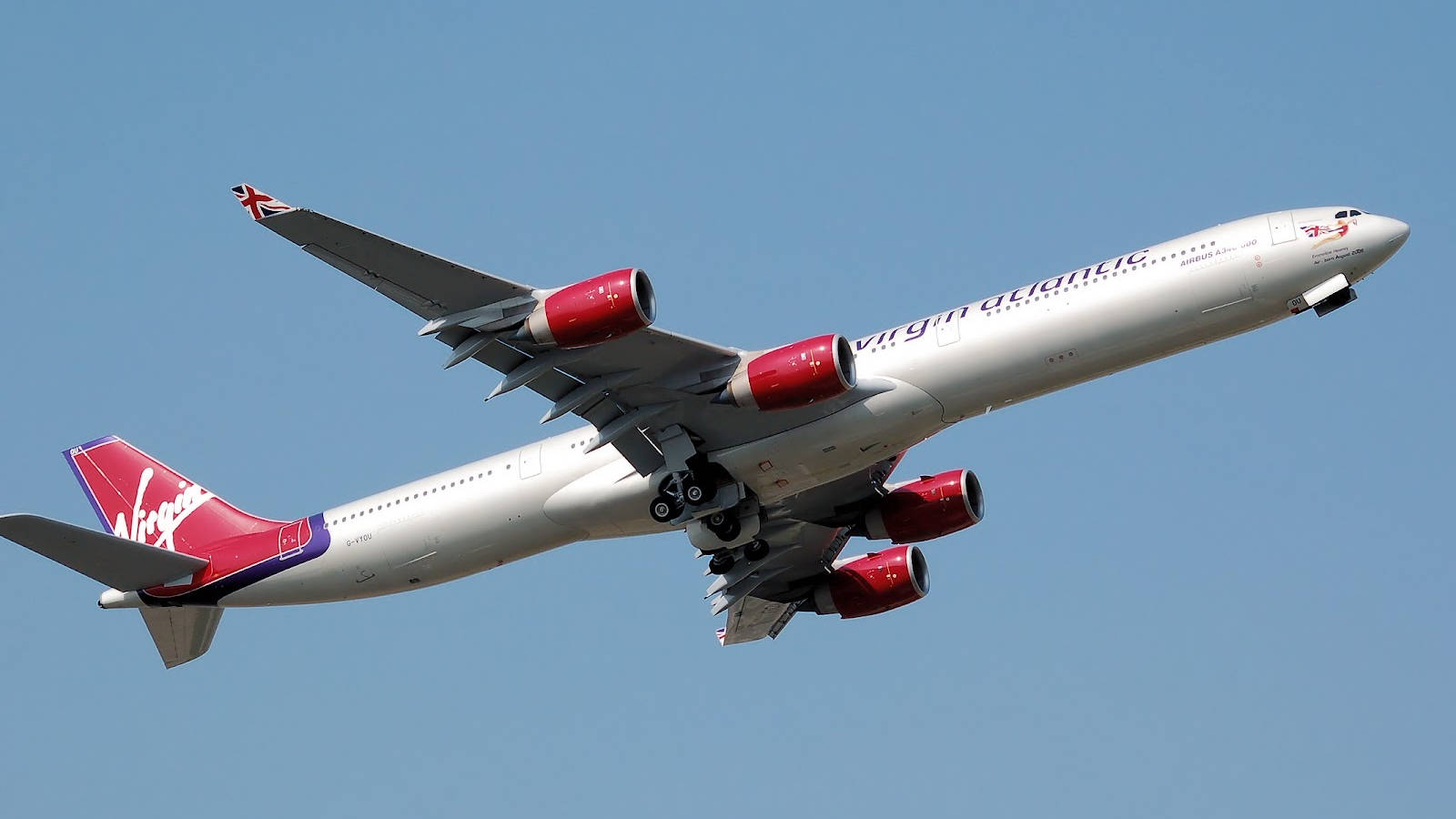 飛機 桌布 壁紙 — 一架維珍航空的空中巴士A340，紅色引擎和機尾，在晴朗藍天中爬升。