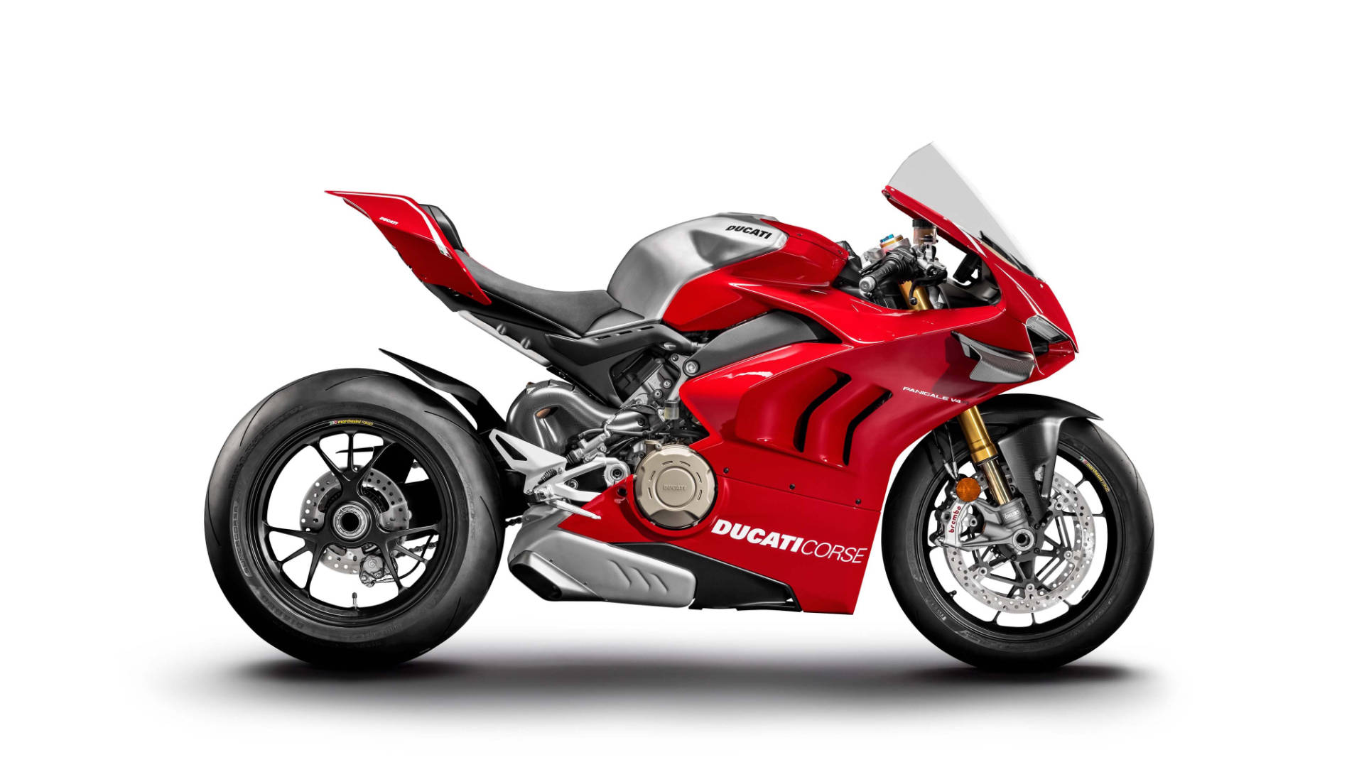 杜卡迪 桌布 壁紙 — 一架線條流暢的紅色 Ducati Corse 機車，帶有銀色飾邊和黑色輪胎，在純白背景上以側面展示。