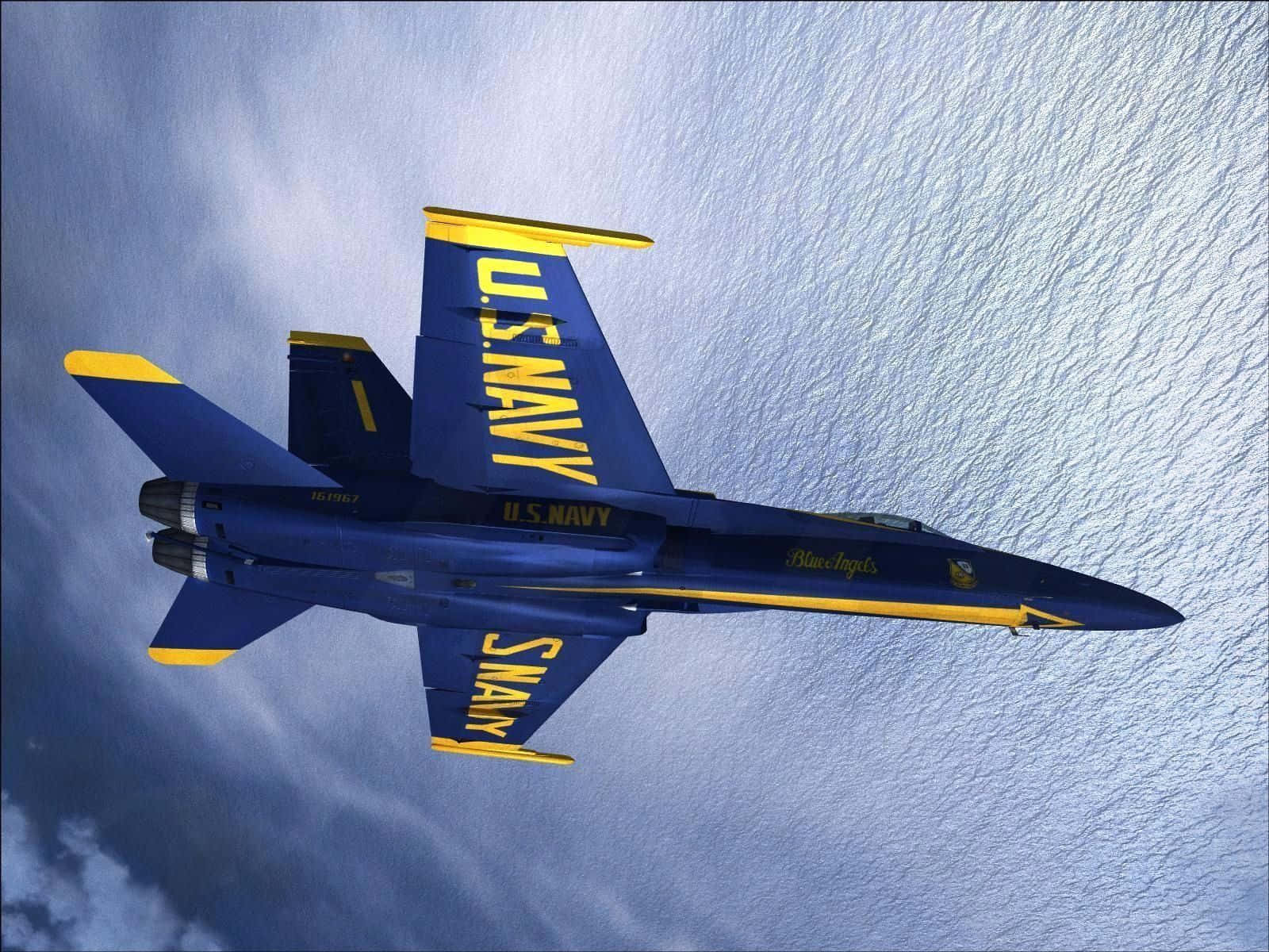 US Navy 桌布 壁紙 — 一架美國海軍藍天使特技飛行隊的噴射機在帶有紋理的藍天和散落的雲層上方翱翔。