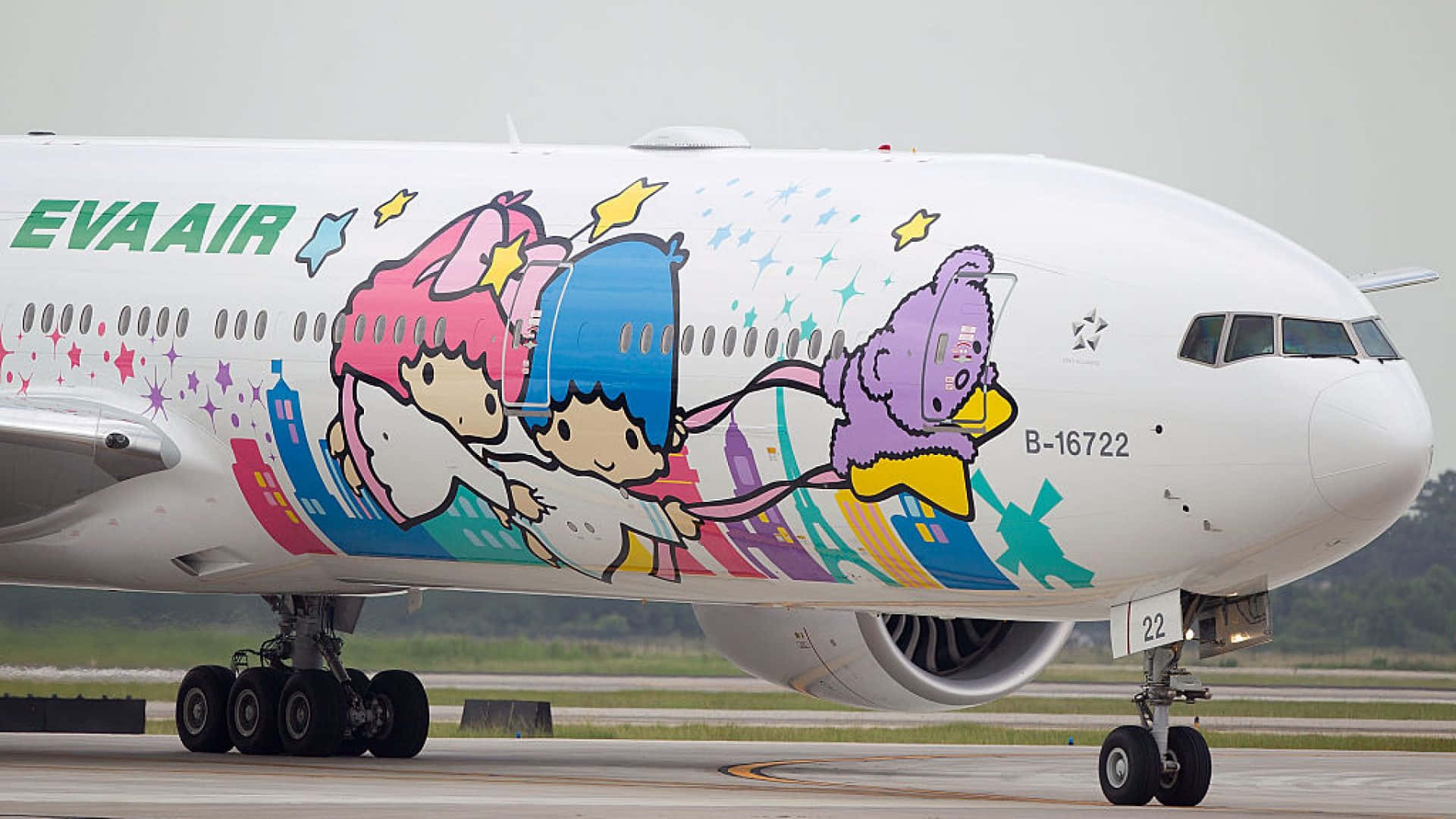 Hello Kitty 桌布 壁紙 — 一架色彩繽紛的EVA Air飛機，機身上有卡通人物，停在陰天下的跑道上。