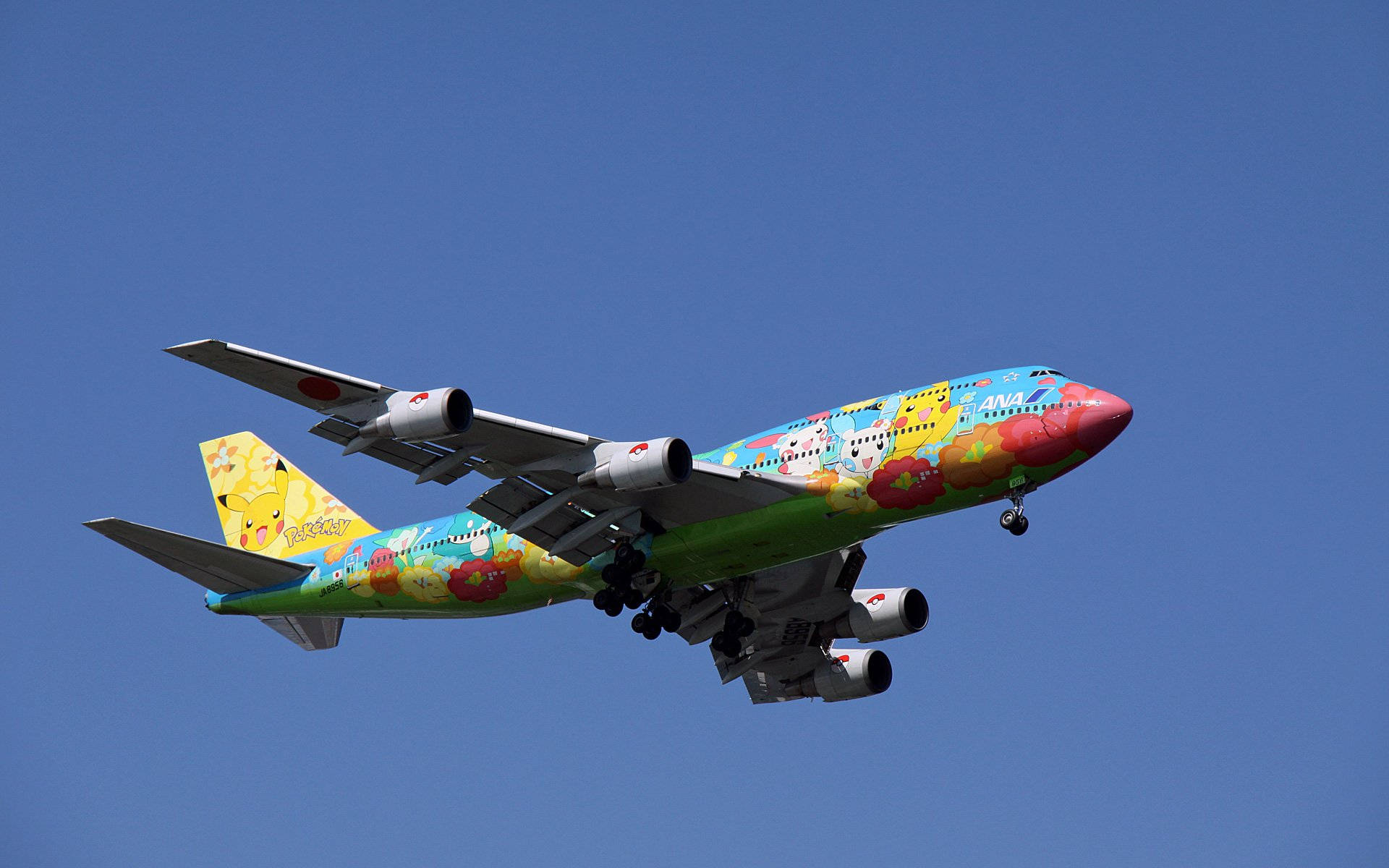 飛機 桌布 壁紙 — 一架色彩繽紛的寶可夢主題ANA波音747在晴朗的藍天中翱翔，起落架已放下。