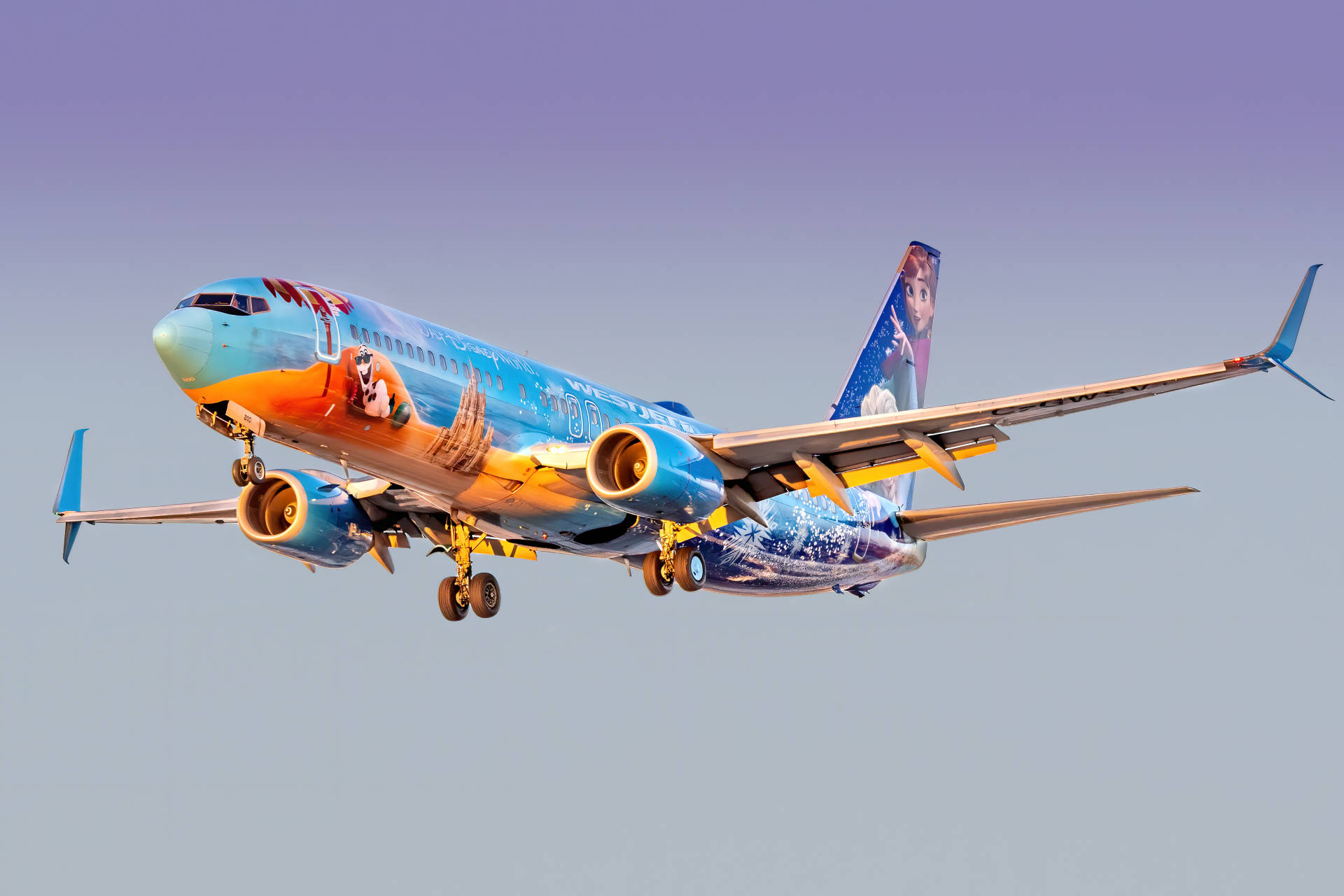 Plane 桌布 壁紙 — 一架色彩繽紛的迪士尼冰雪奇緣主題飛機在清澈的紫色天空中飛行。