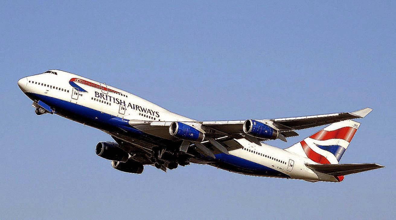 Plane 桌布 壁紙 — 一架英國航空波音747在晴朗的藍天中翱翔，起落架已放下。