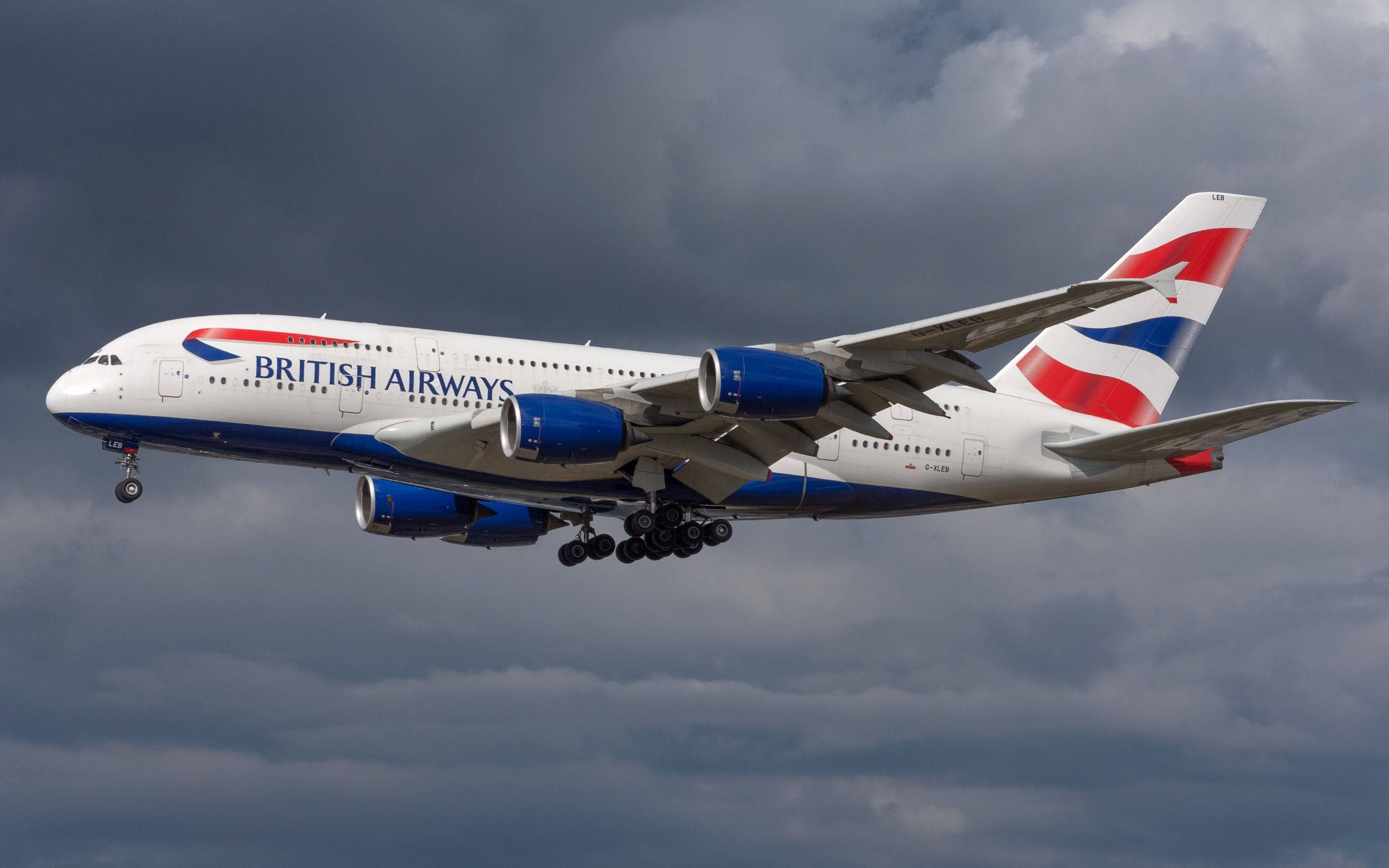 Plane 桌布 壁紙 — 一架英國航空的空中巴士A380在戲劇性的多雲天空下降落，起落架已放下。