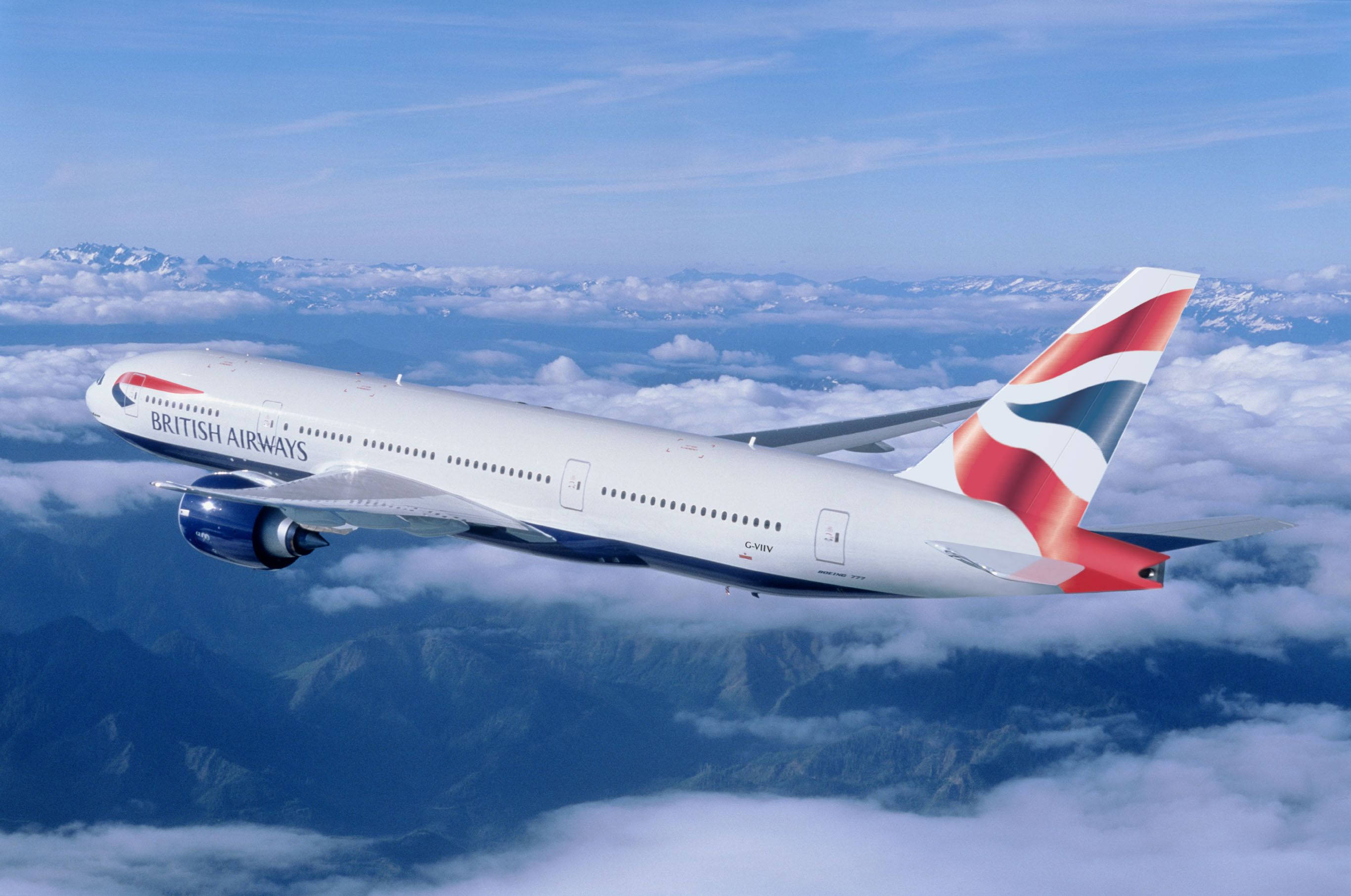 飛機 桌布 壁紙 — 一架英國航空飛機在蓬鬆的白雲上方翱翔，下方可見白雪覆蓋的山脈，背景是清澈的藍天。
