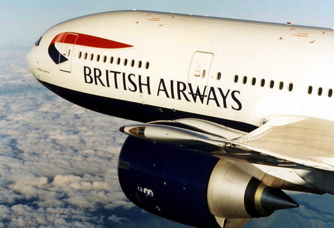 飛機 桌布 壁紙 — 一架英國航空飛機在藍天背景下翱翔於蓬鬆的白雲之上。