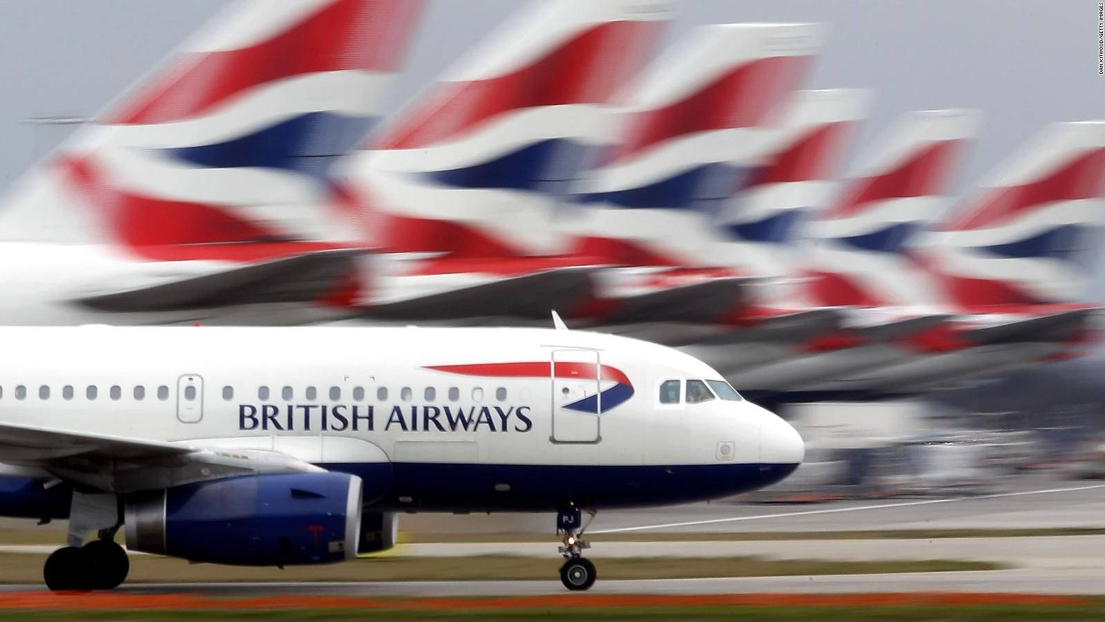 Airport 桌布 壁紙 — 一架英國航空飛機在跑道上高速滑行，背景中相同飛機的尾部模糊不清。