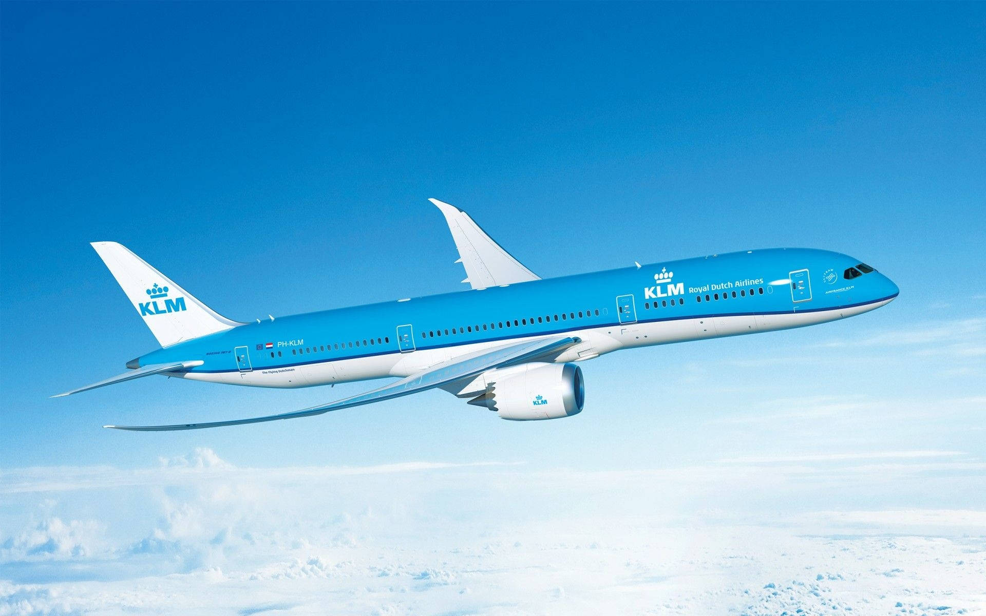 飛機 桌布 壁紙 — 一架荷蘭皇家航空的波音787在晴朗藍天下優雅地翱翔於蓬鬆白雲之上。