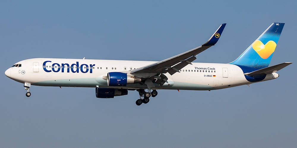 愛心 桌布 壁紙 — 一架藍白塗裝的 Condor Thomas Cook 飛機在晴朗藍天下放下起落架下降。