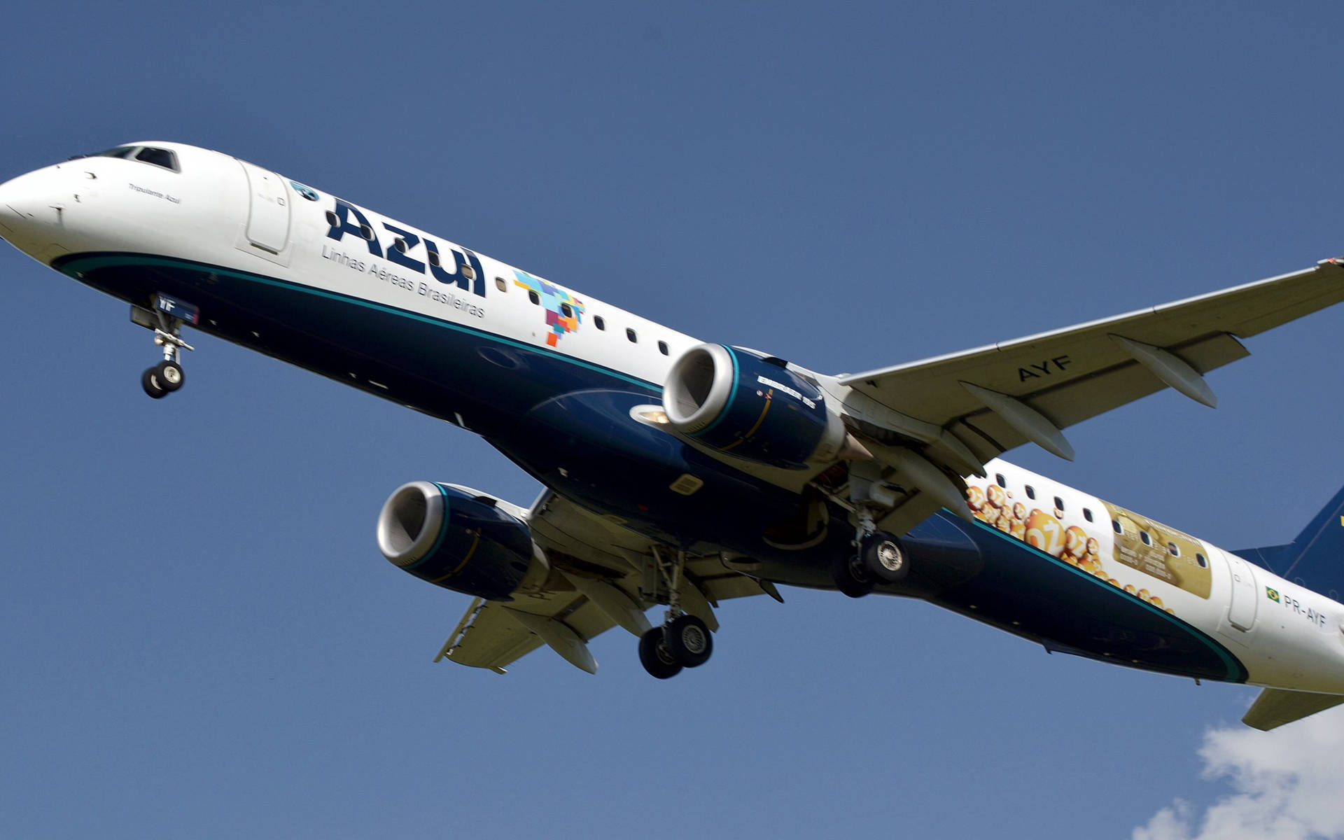 Design 桌布 壁紙 — 一架藍白塗裝的藍色巴西航空（Azul Airlines）客機在晴朗藍天下放下起落架急轉彎。