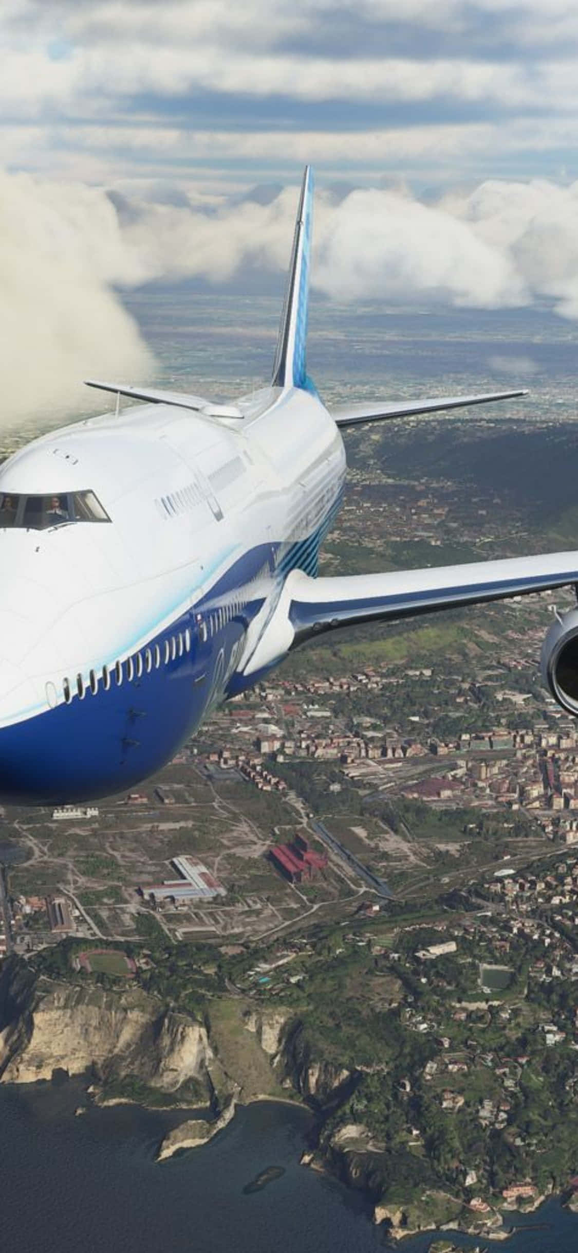 iPhone Xs Microsoft Flight Simulator 桌布 壁紙 — 一架藍白相間的客機在蓬鬆的雲層上方翱翔，下方可見沿海城市和懸崖。