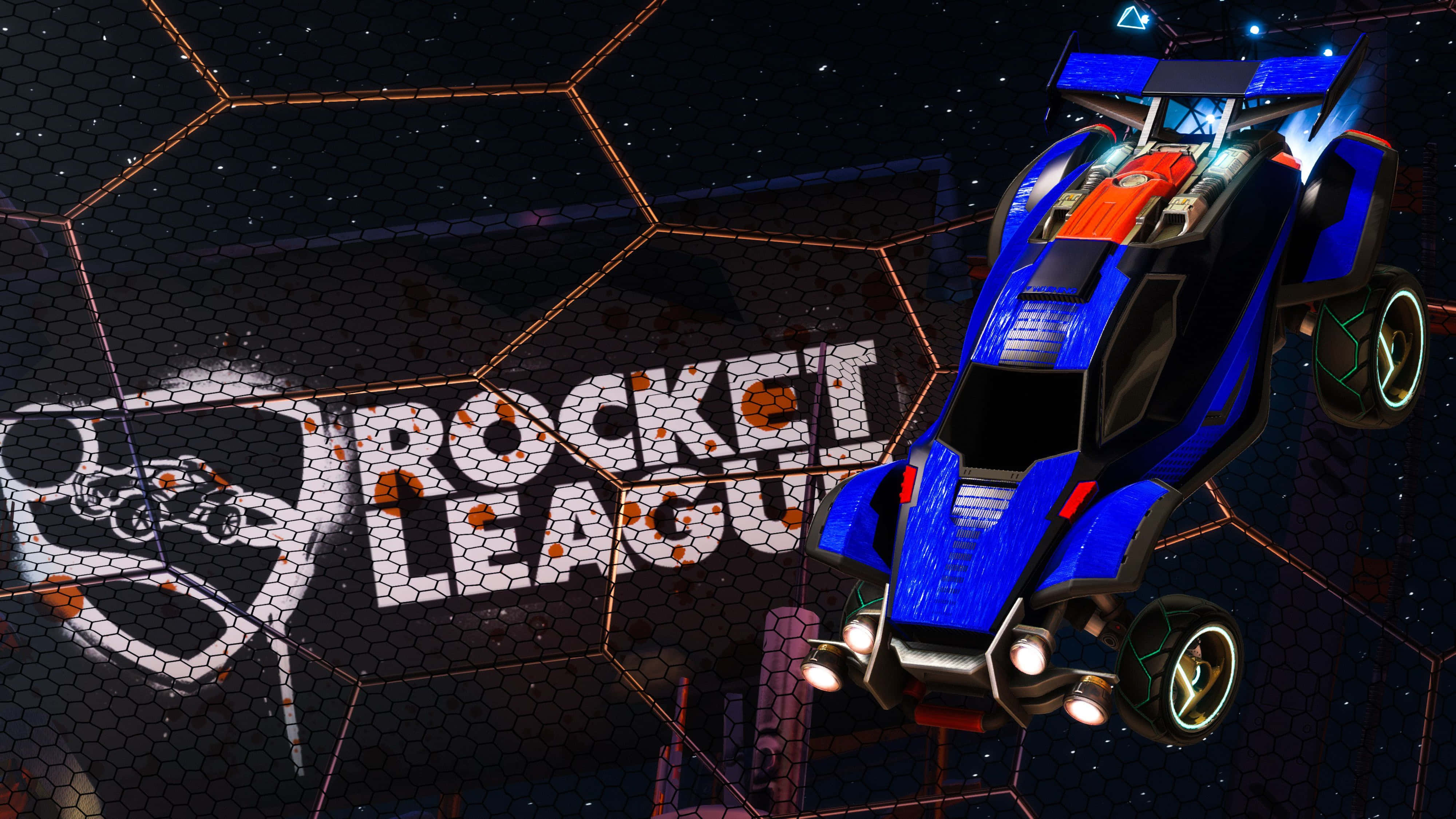 Rocket League Art 桌布 壁紙 — 一架藍色和橙色的Rocket League汽車穿過六邊形網格，在星空夜空下，帶有遊戲標誌。
