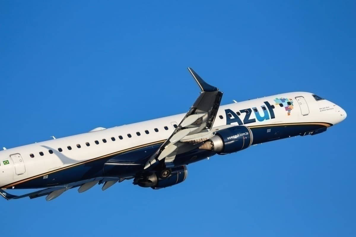 巴西 桌布 壁紙 — 一架藍色巴西航空的客機在晴朗的藍天中翱翔，起落架已放下。