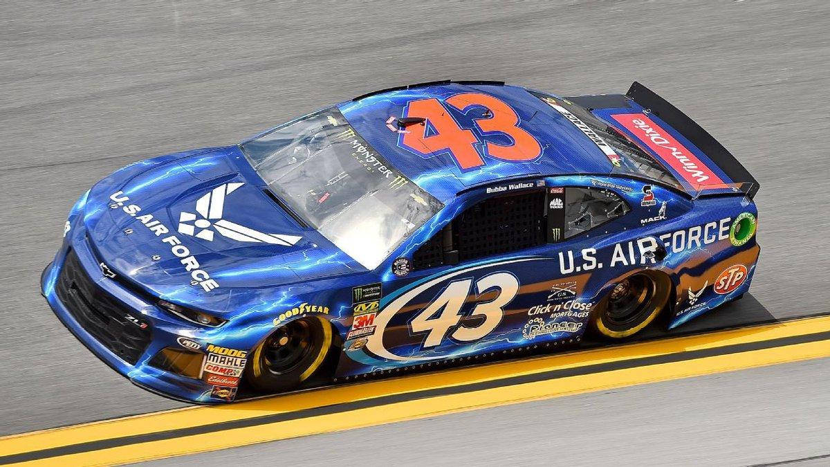 Bubba Wallace 桌布 壁紙 — 一架藍色美國空軍NASCAR賽車，編號43，在帶有黃色條紋的賽道上飛馳。