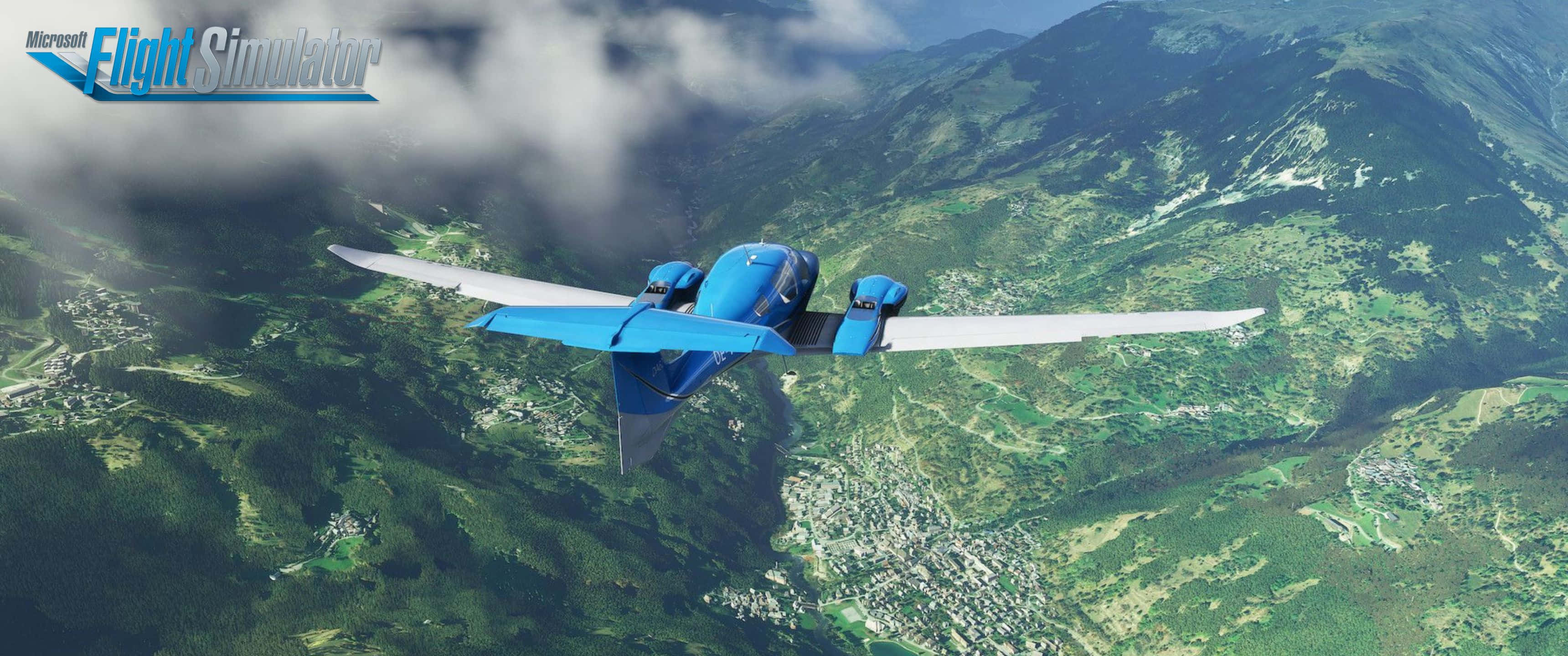 3440x1440p Microsoft Flight Simulator 桌布 壁紙 — 一架藍色螺旋槳飛機在鬱鬱蔥蔥的綠色山脈和山谷上空翱翔，下方散落著城鎮。