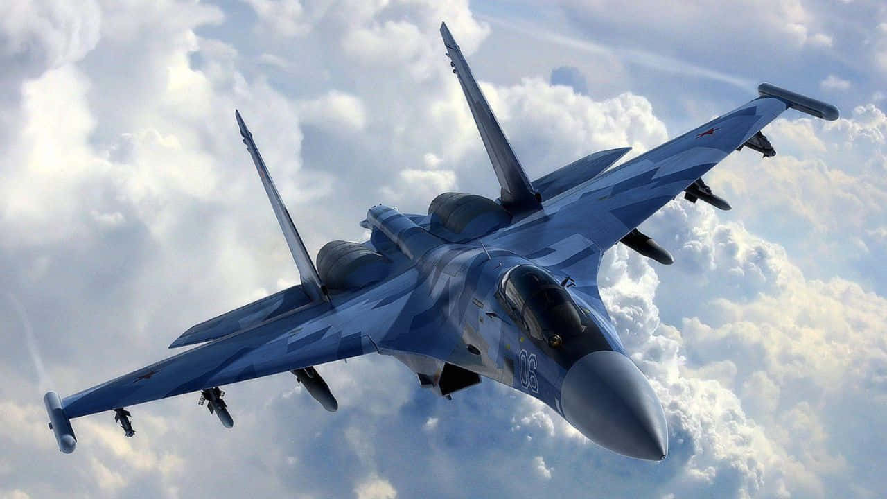 720p Plane 桌布 壁紙 — 一架藍色迷彩戰鬥機在明亮的雲層天空中動態翱翔，機翼下可見武器。