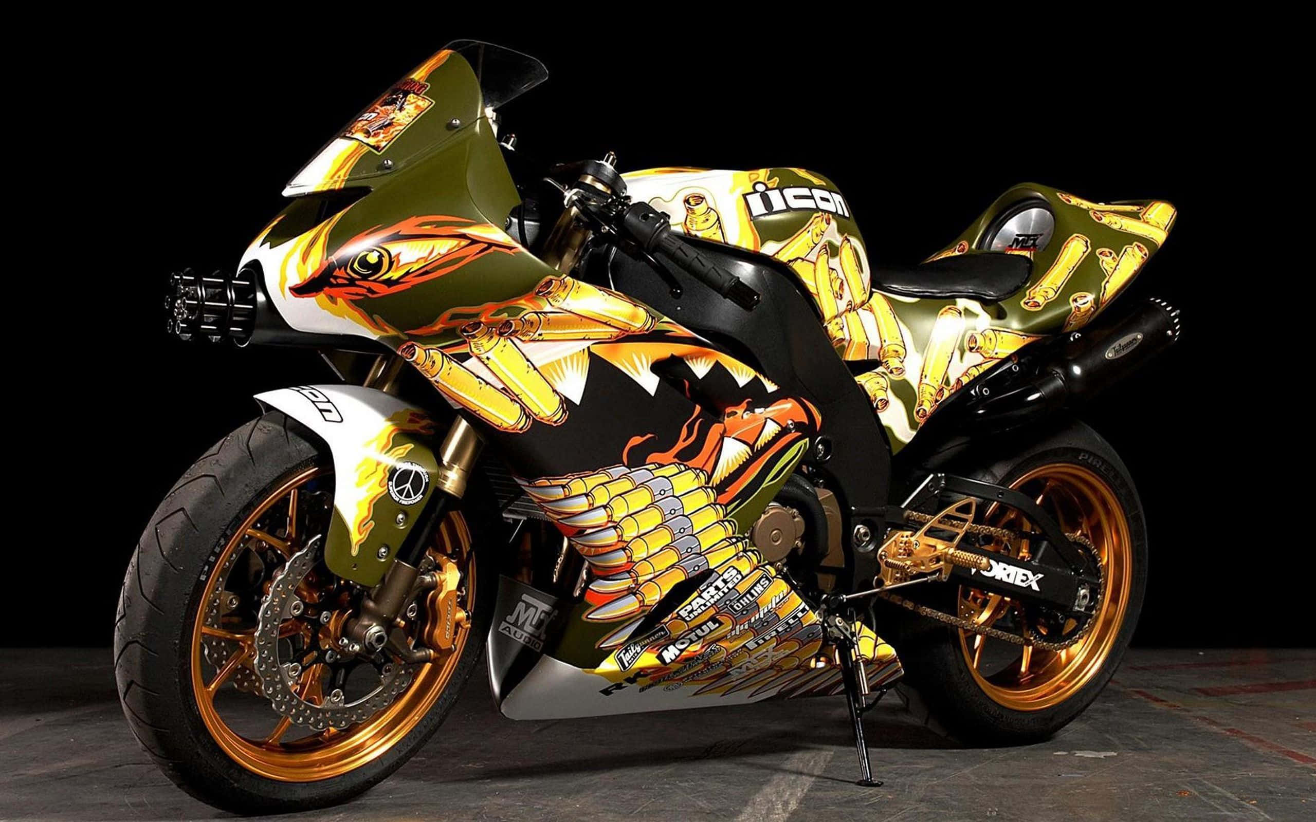 機車 桌布 壁紙 — 一架訂製摩托車，帶有金色、橙色和黑色的兇猛龍紋設計，在黑暗的攝影棚背景下蓄勢待發。