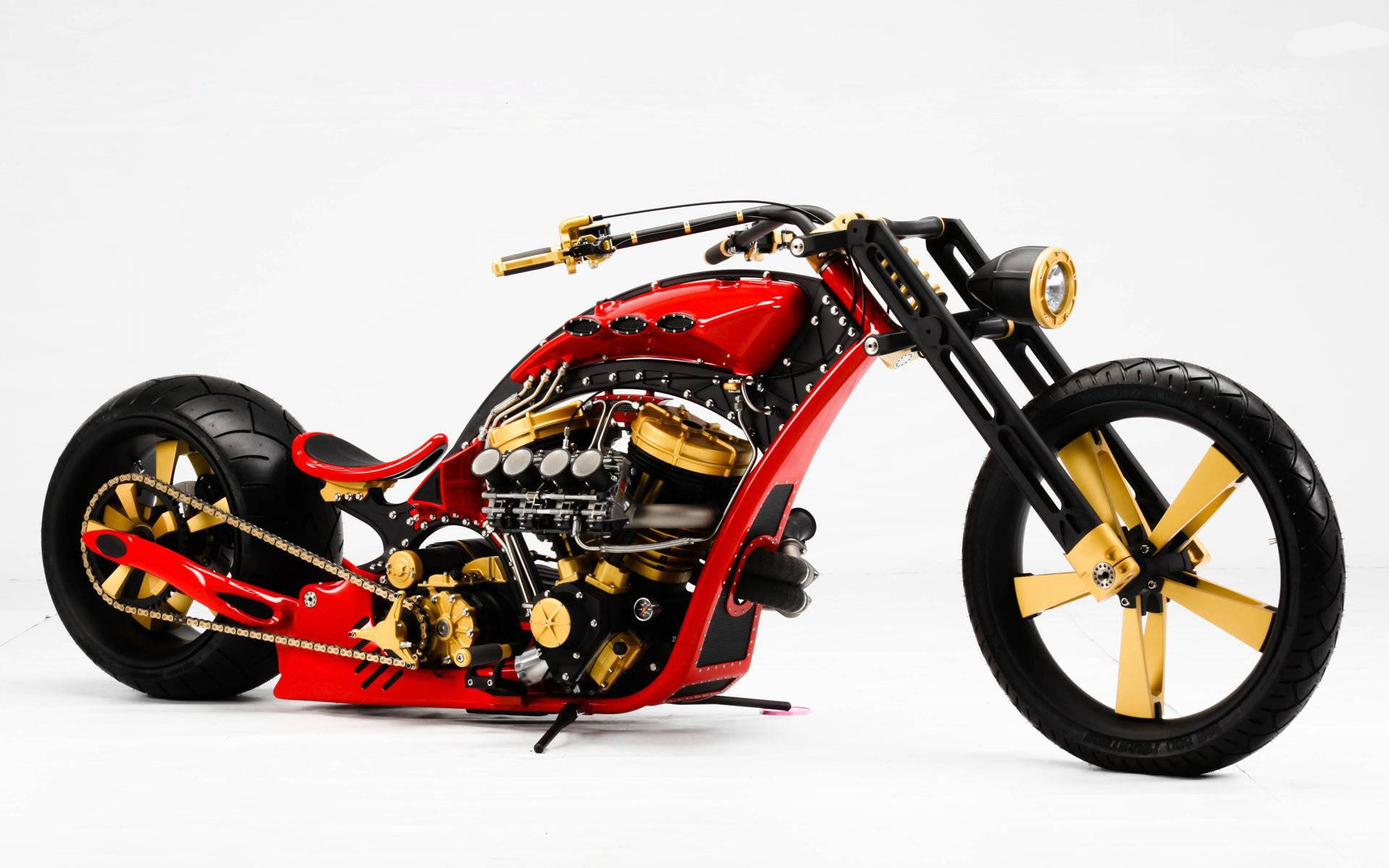 Chopper 桌布 壁紙 — 一架訂製的紅金色chopper機車，配備外露引擎和長前叉，矗立在純白色背景前。