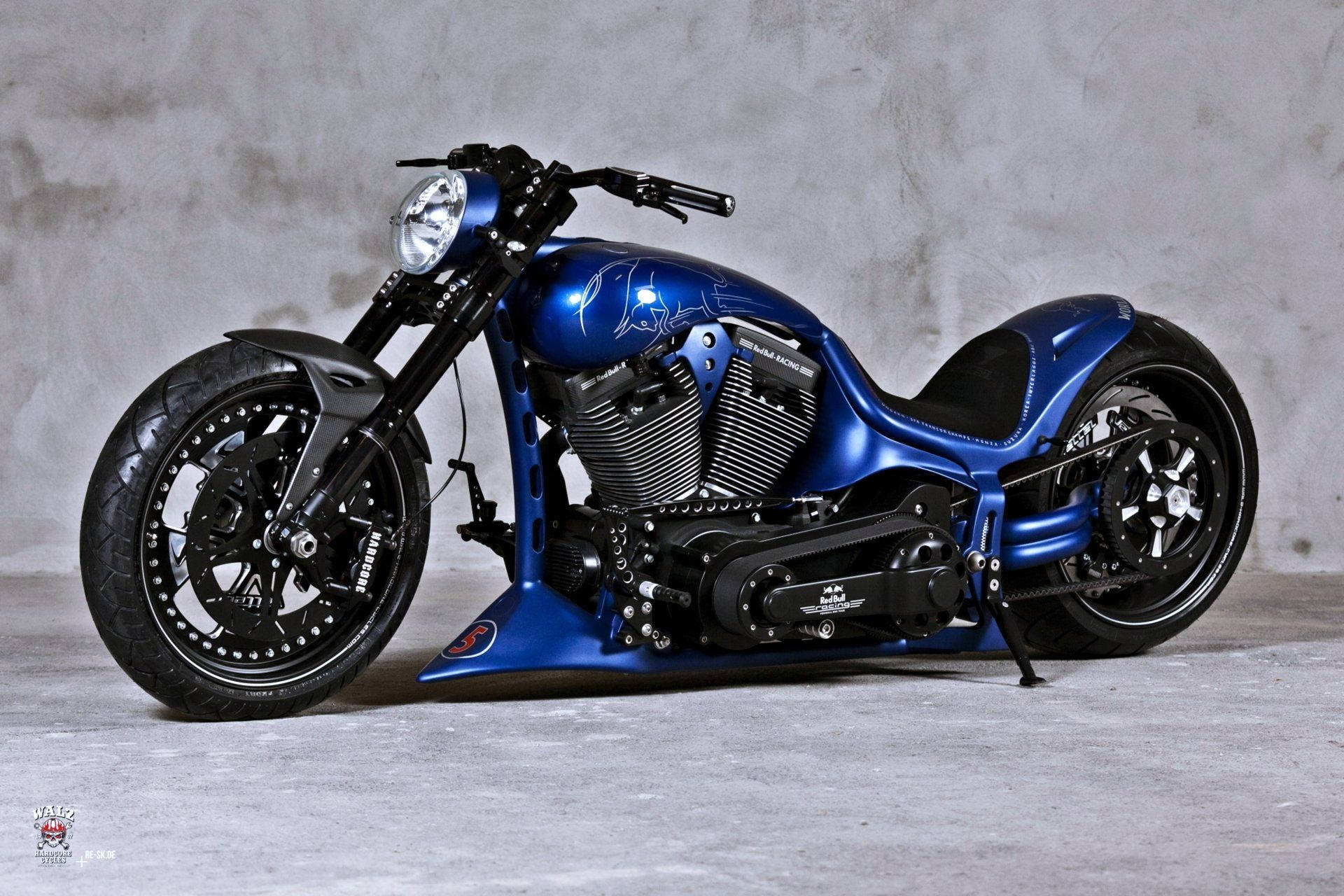 4K bike 桌布 壁紙 — 一架訂製的藍色chopper機車，帶有鍍鉻裝飾和黑色輪胎，停放在紋理灰色混凝土牆前。