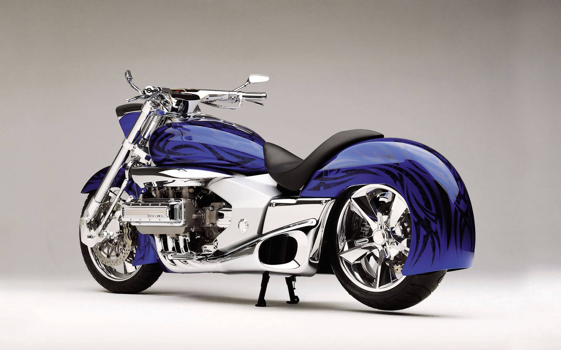 機車 桌布 壁紙 — 一架訂製的藍色和鉻色chopper摩托車，帶有部落火焰貼花，在攝影棚地板上蓄勢待發。