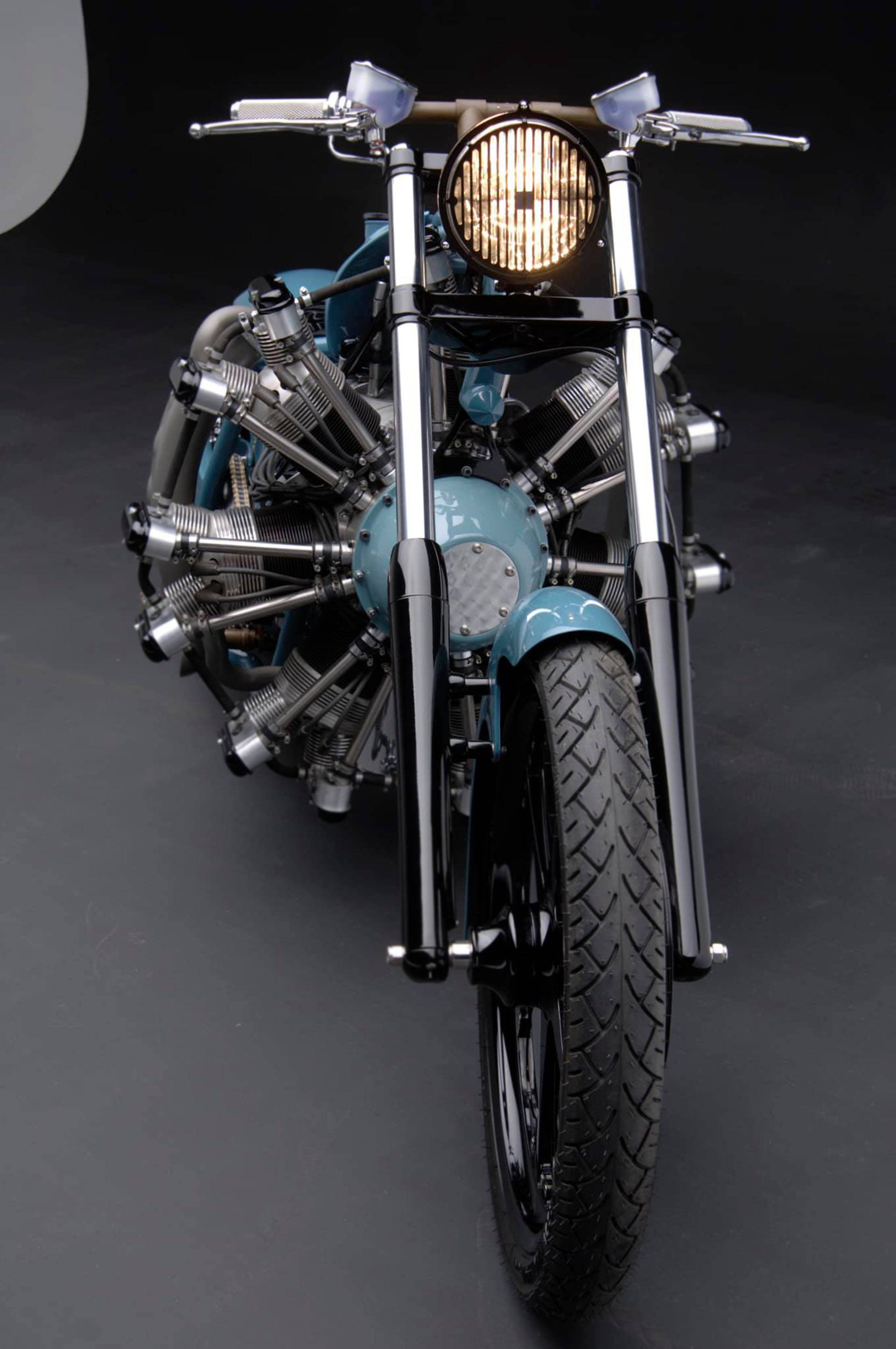 Choppers 桌布 壁紙 — 一架訂製的藍色摩托車，配有大圓頭燈和鍍鉻細節，在深色攝影棚背景下拍攝。