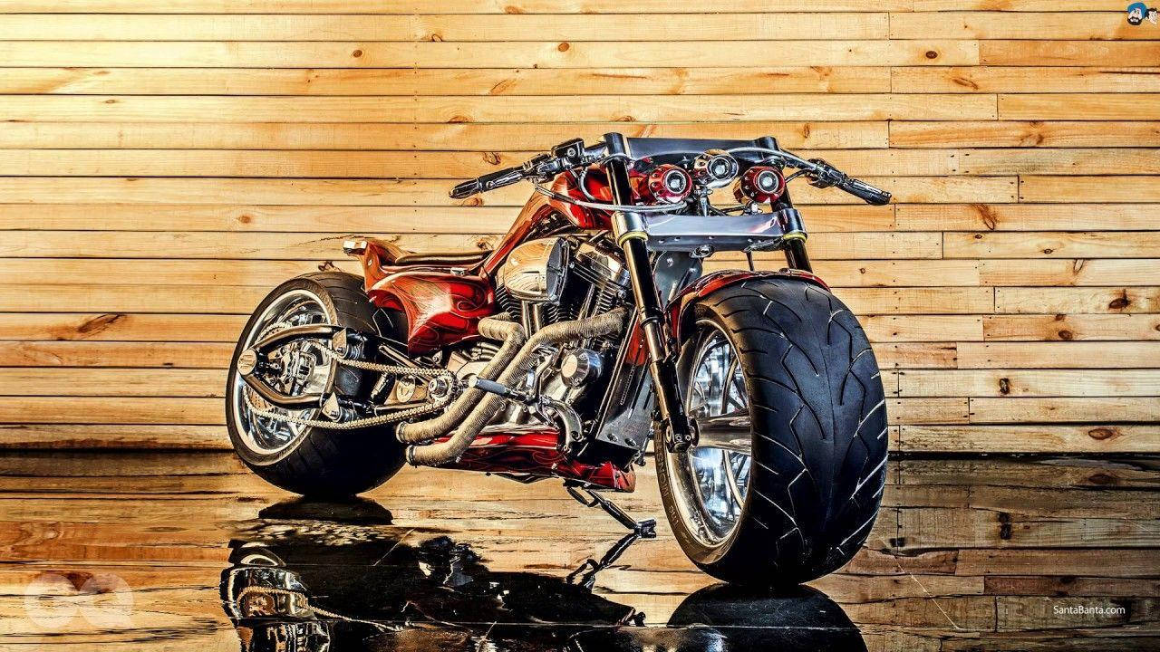 訂製紅色chopper機車，特大輪胎，反射地板，木板牆背景。 — 哈雷戴維森 GIF 壁紙